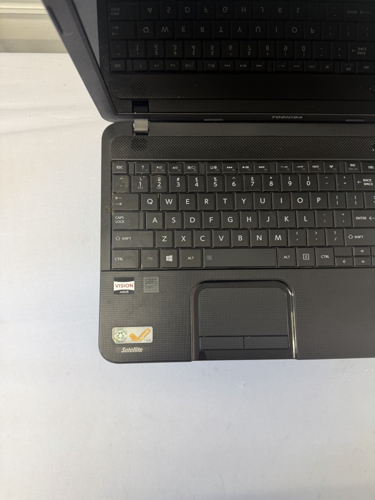 Toshiba Satellite Laptop – Good Screen – AMD E-300 – Read Des