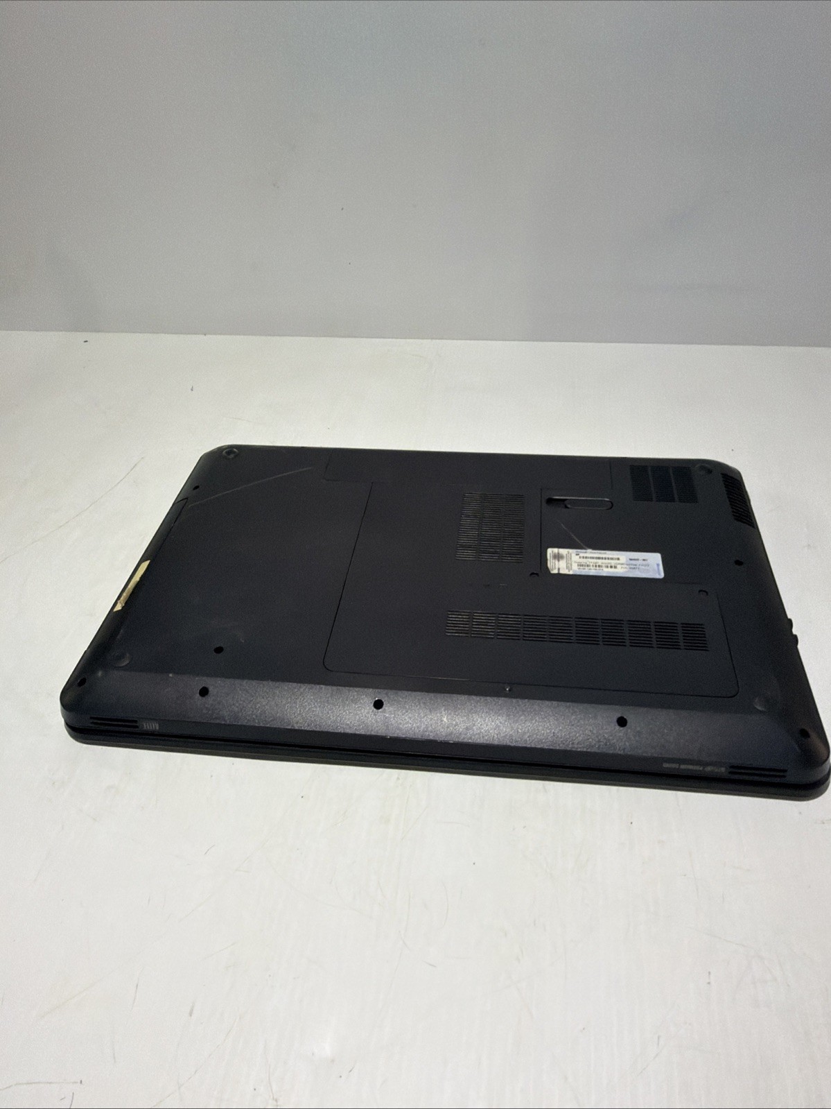 Hp Pavilion G7 17″ Laptop i3-M380 4gb Ram NO Drives Boots Bios No P/S