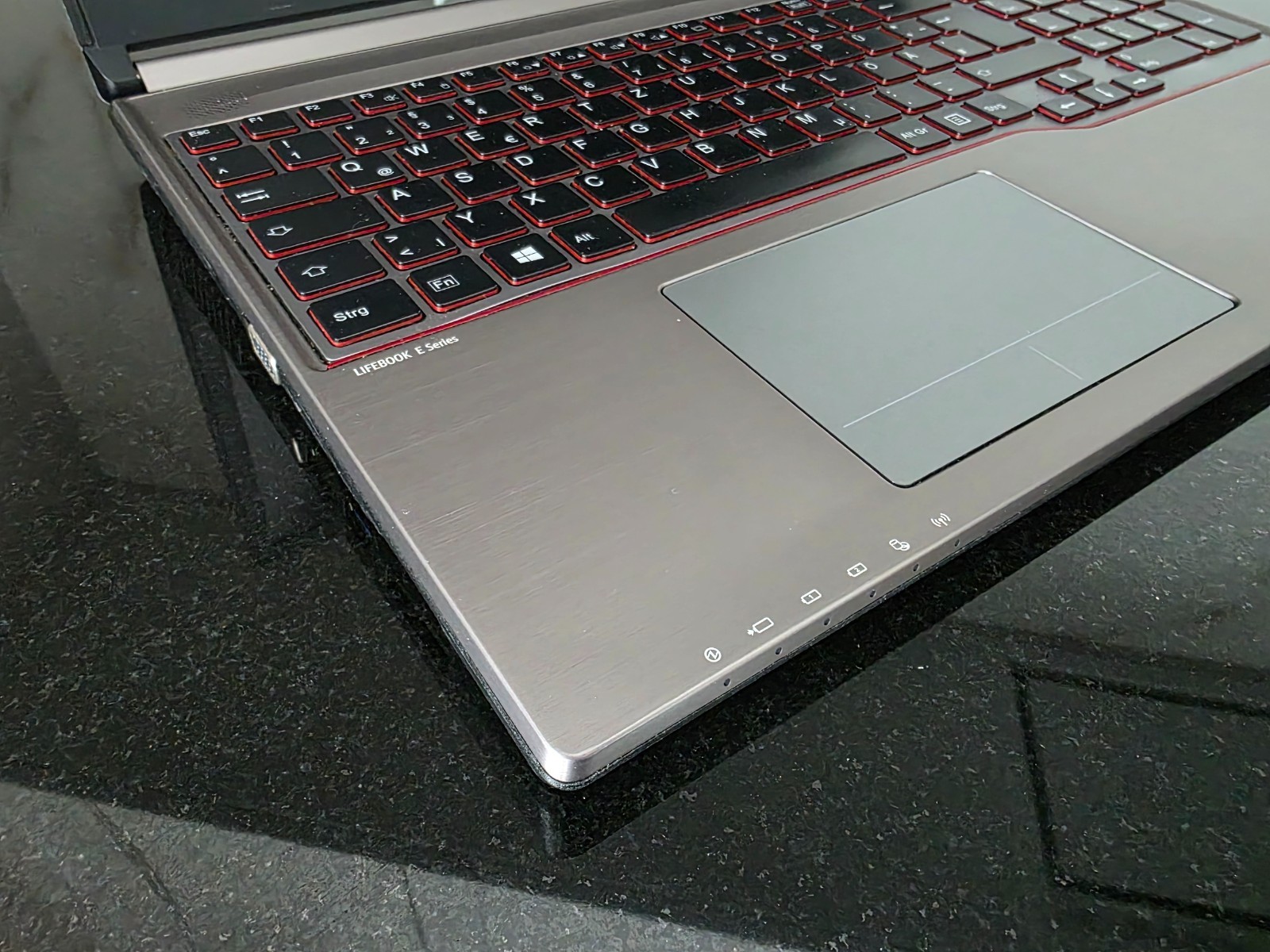 Laptop Fujitsu LifeBook e754 i5 8GB 320GB DVD-RW 15.6 inch Full HD Windows 10