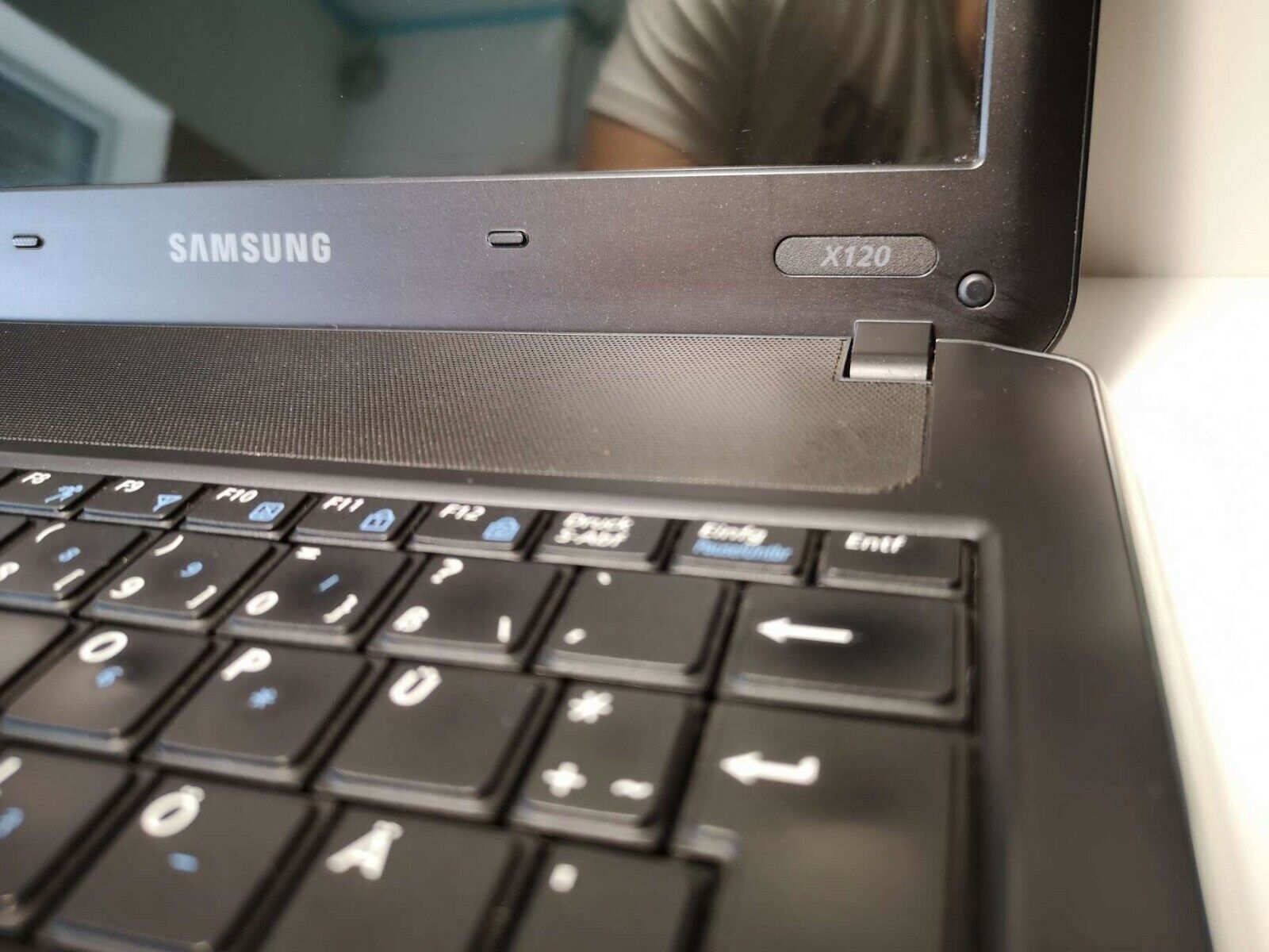 Samsung NP-X120 11.6” HD 4GB/500GB HDD C2D U7300 1.3Ghz HDMI Win7 Professional