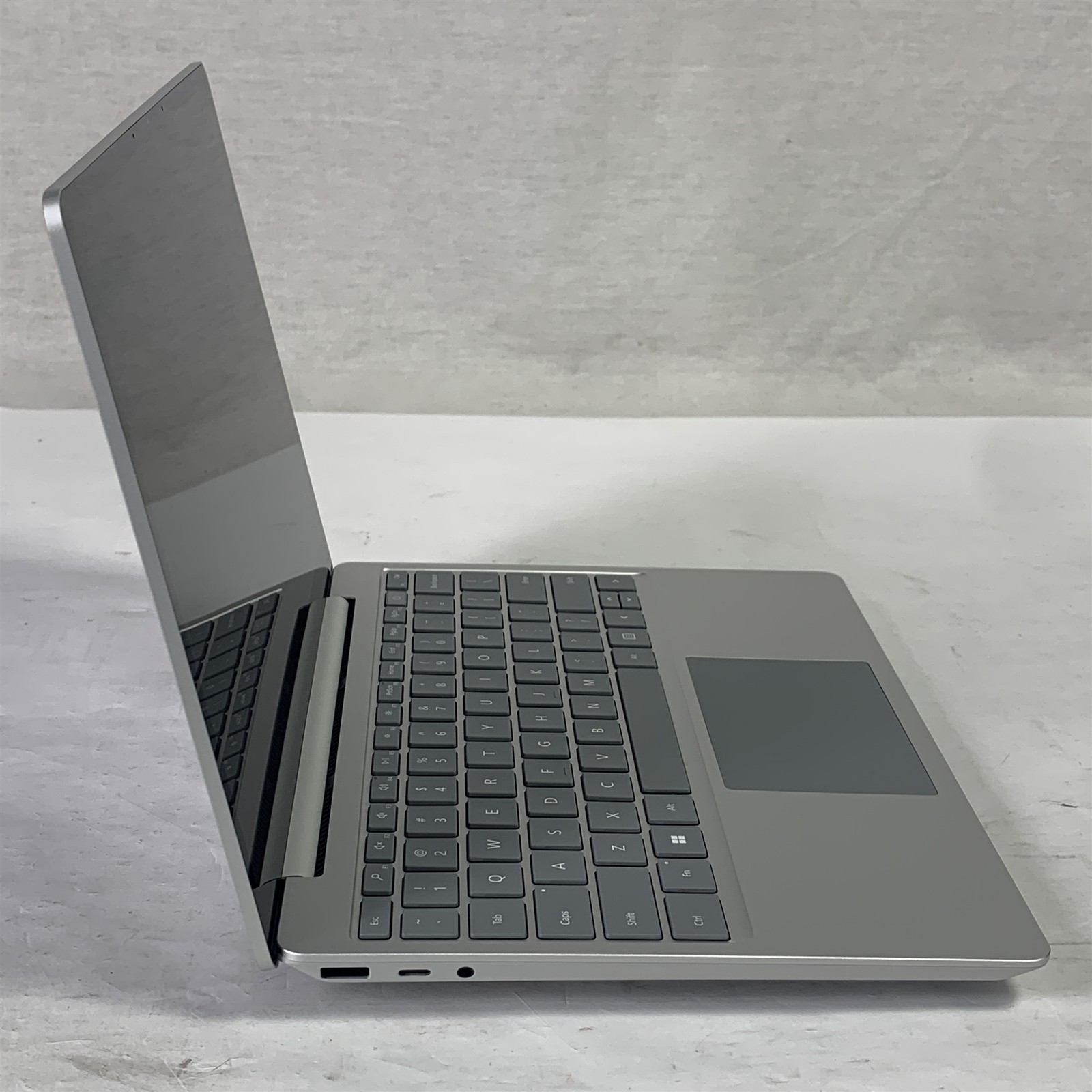 Microsoft Surface Laptop Go 2 12.4″ i5-1135G7 2.4GHz 16GB 256GB NVMe SSD – Win11