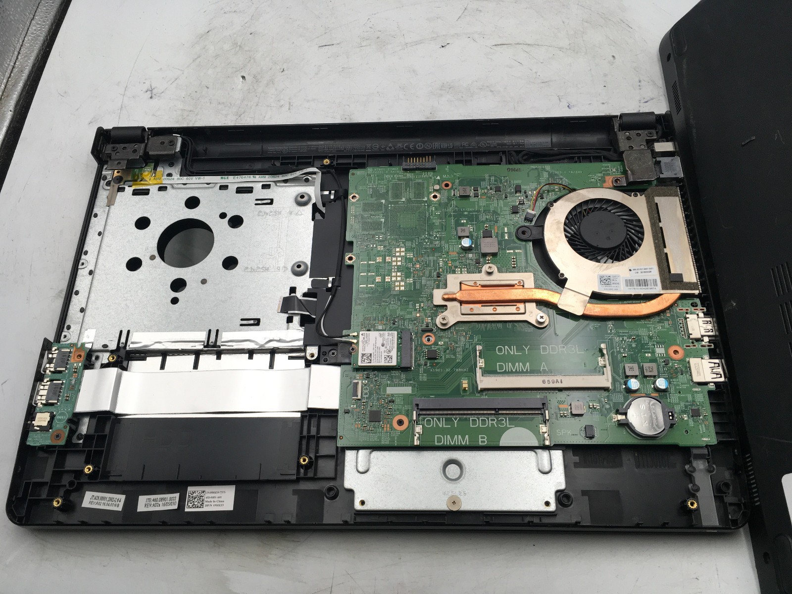 DELL LATITUDE 3559 – FOR PARTS/BAD LCD – INTEL I3 5015U – NO RAM – READ DESC -BB
