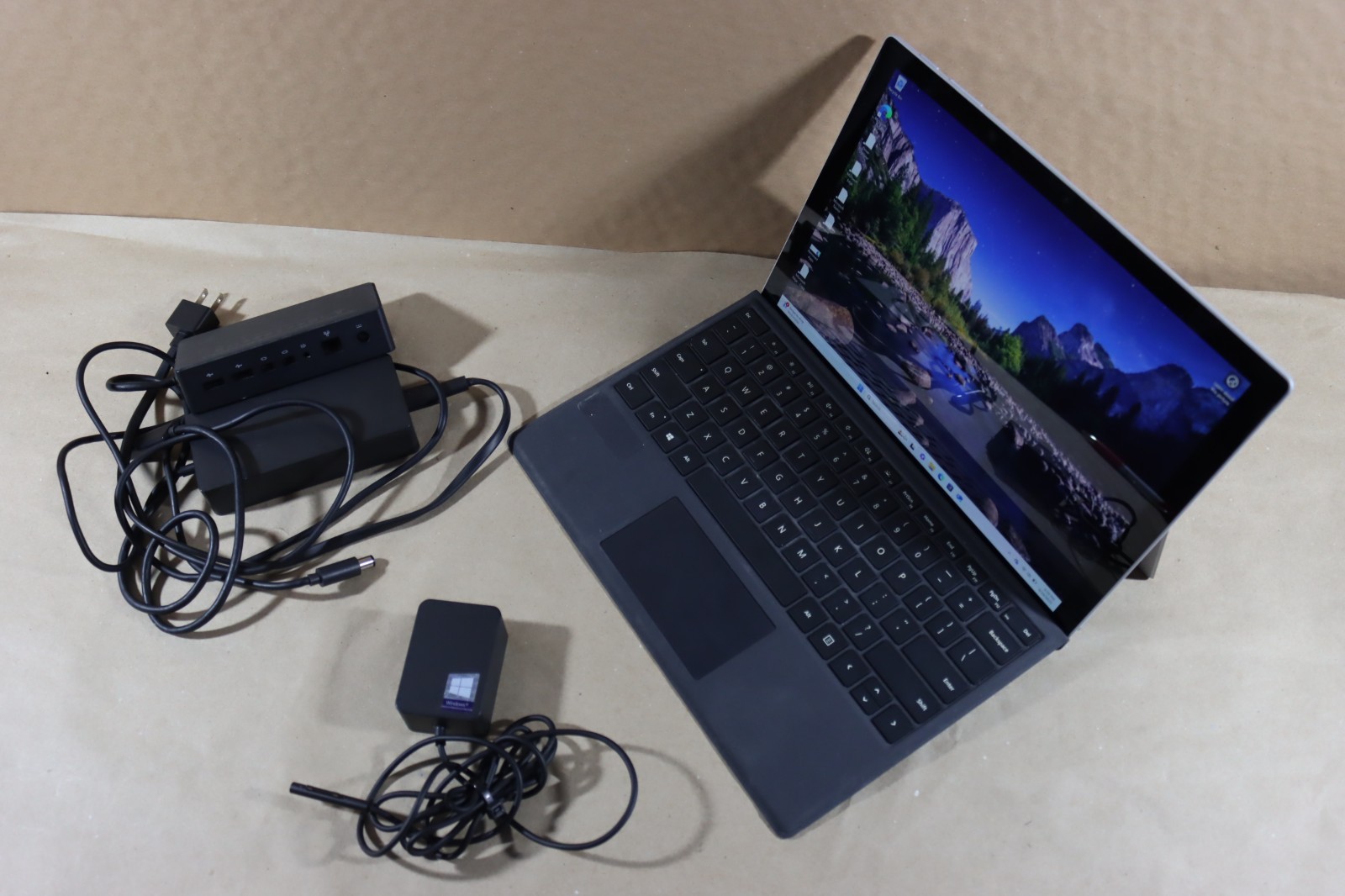 Microsoft Surface Pro 5 i5-7300U 8GB RAM 256GB Wi-Fi + Cellular / LTE