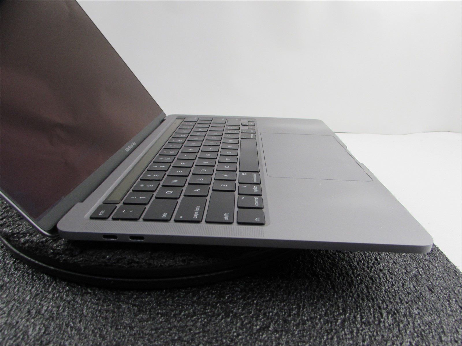 APPLE MACBOOK PRO A2251 2560X1600 CORE I7-1068NG7 512GB SSD 16GB RAM NO O.S