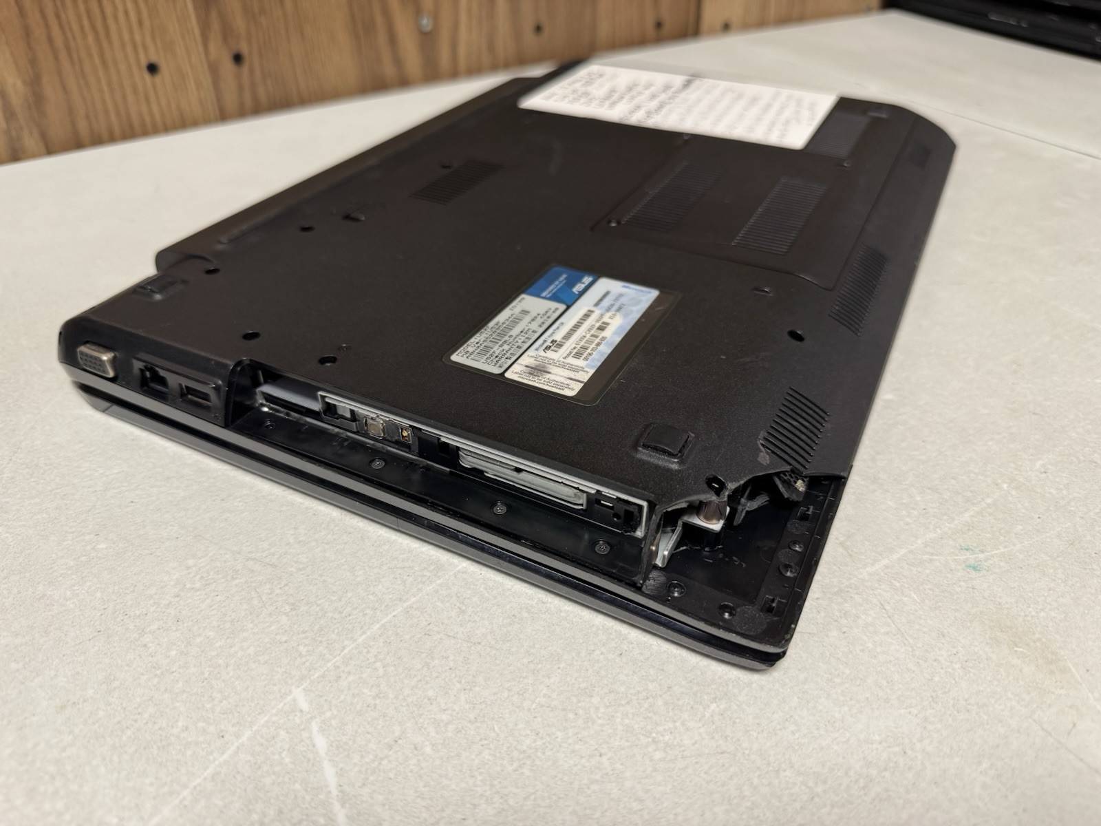 ASUS U52F Laptop i5-2.53GHz 4GB 750GB | Broken Housing | Keyboard No Response