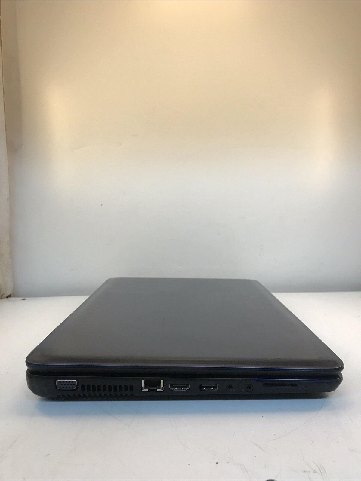 HP 2000 Notebook AMD E-300 APU Radeon HD 1.30GHz 4GB Ram No HDD Boot to BIOS
