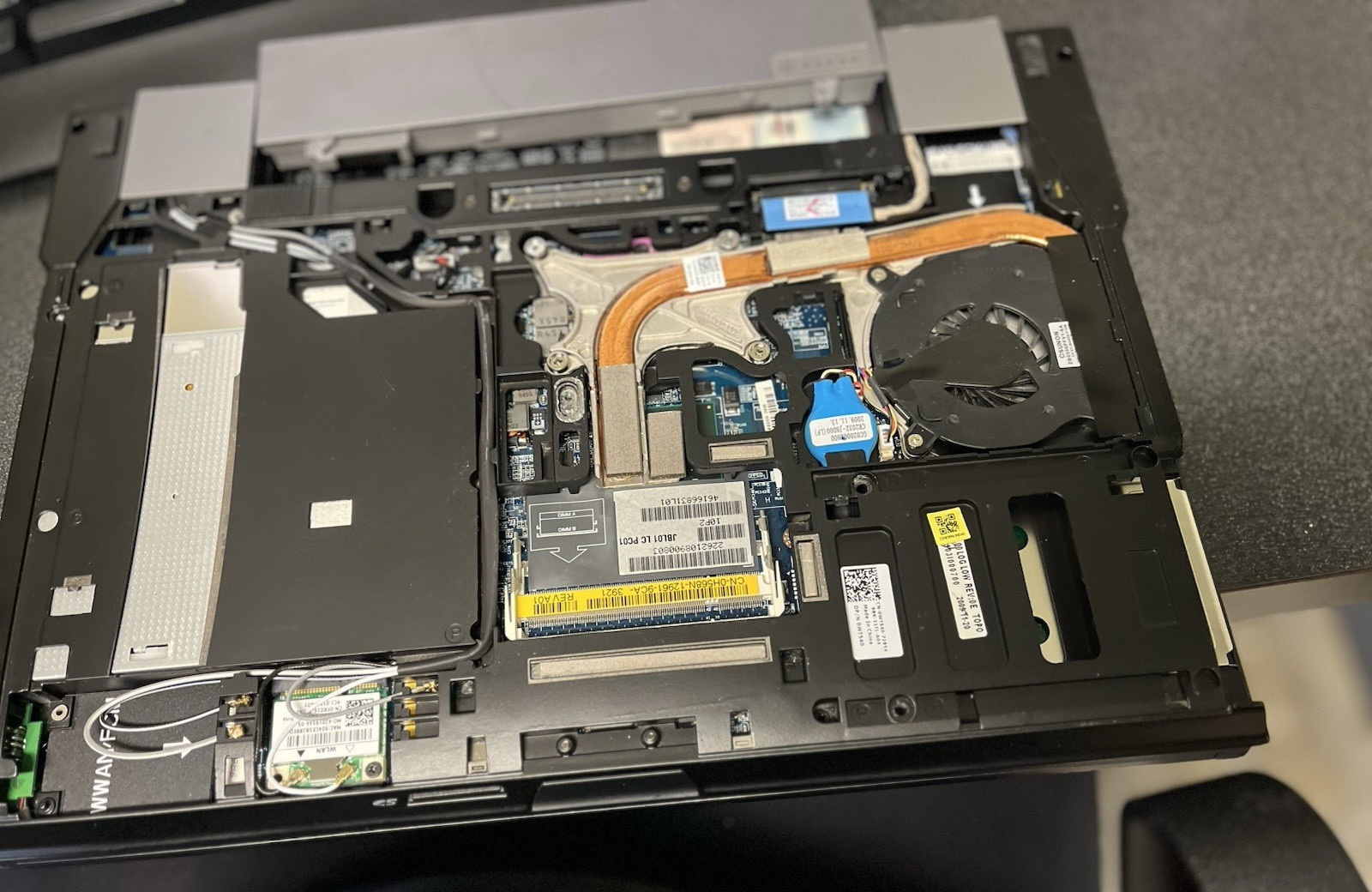 Dell Latitude E6400 14.1″ Intel C2D P8700 2.53GHz NO Ram NO HDD FOR PARTS
