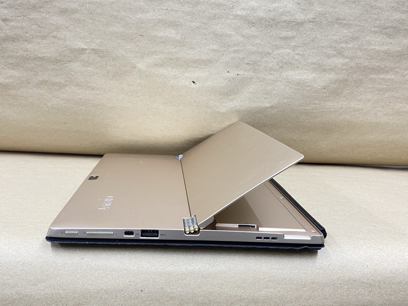 Lenovo 80QL – 12″ 2160*1440 – m5-6y54 – 4GB – 128GB SSD – Windows 10 Pro