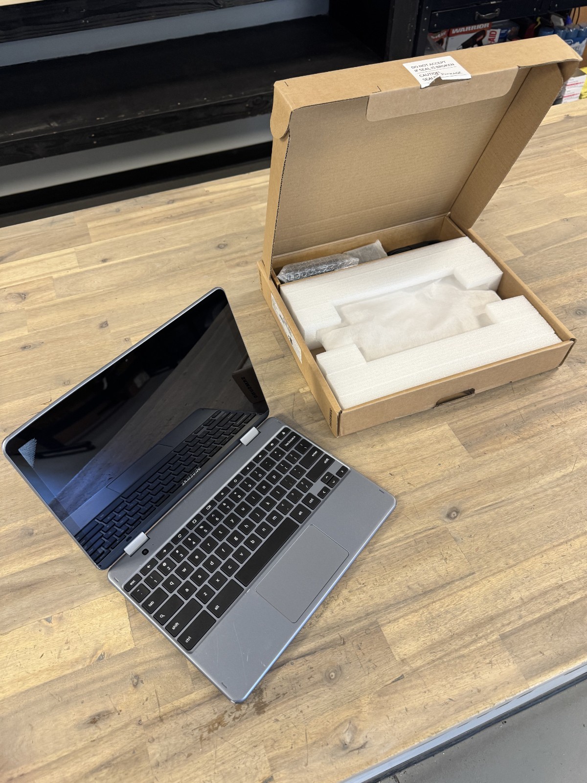 Samsung Chromebook Plus V2 12.2″ XE521QAB *FOR PARTS ONLY! READ DESCRIPTION!*