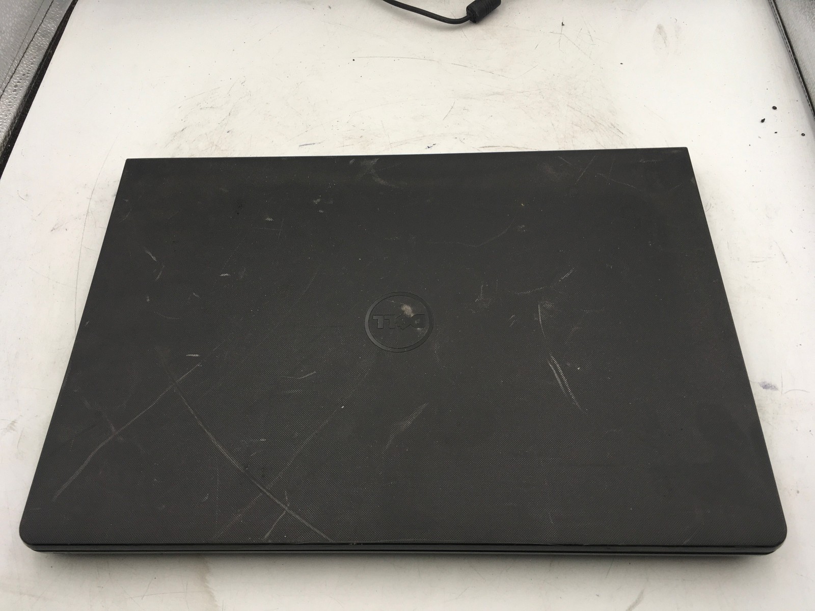 DELL LATITUDE 3559 – FOR PARTS/BAD LCD – INTEL I3 5015U – NO RAM – READ DESC -BB