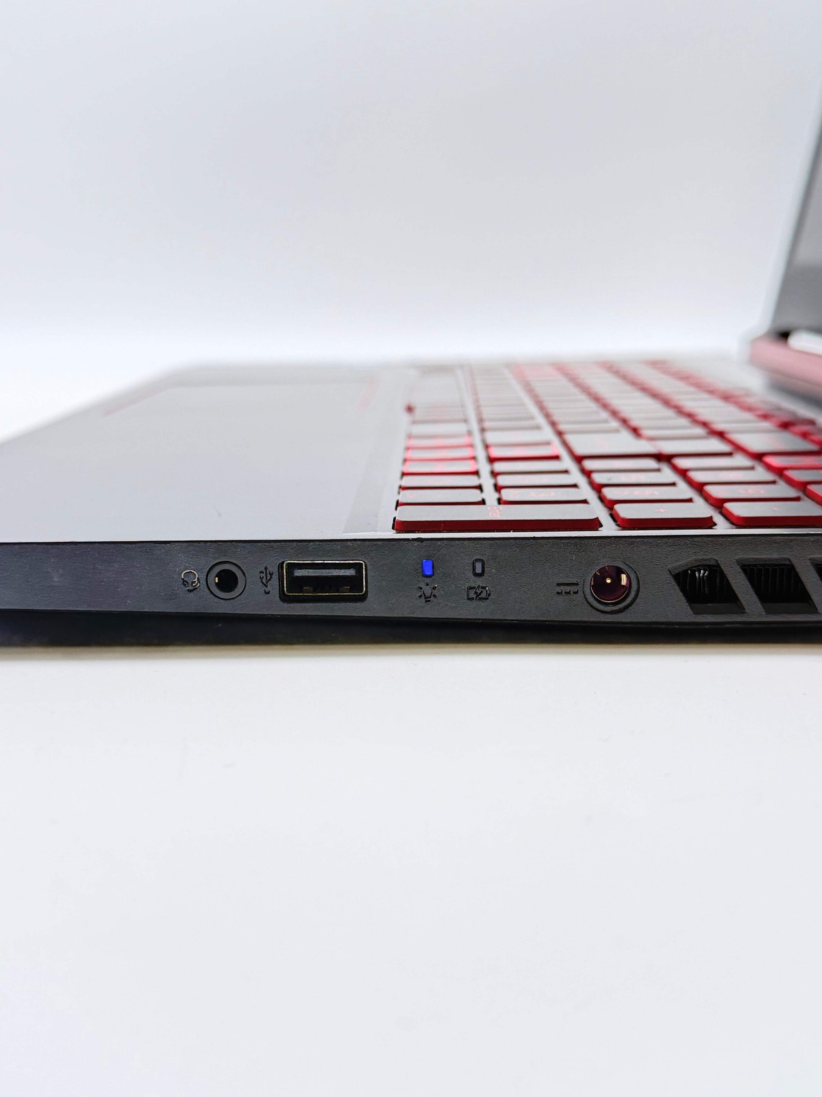 Acer Nitro 5 N18C3 14″ Core i5 8GB RAM 1TB HDD w/ Charger Loose Hinge