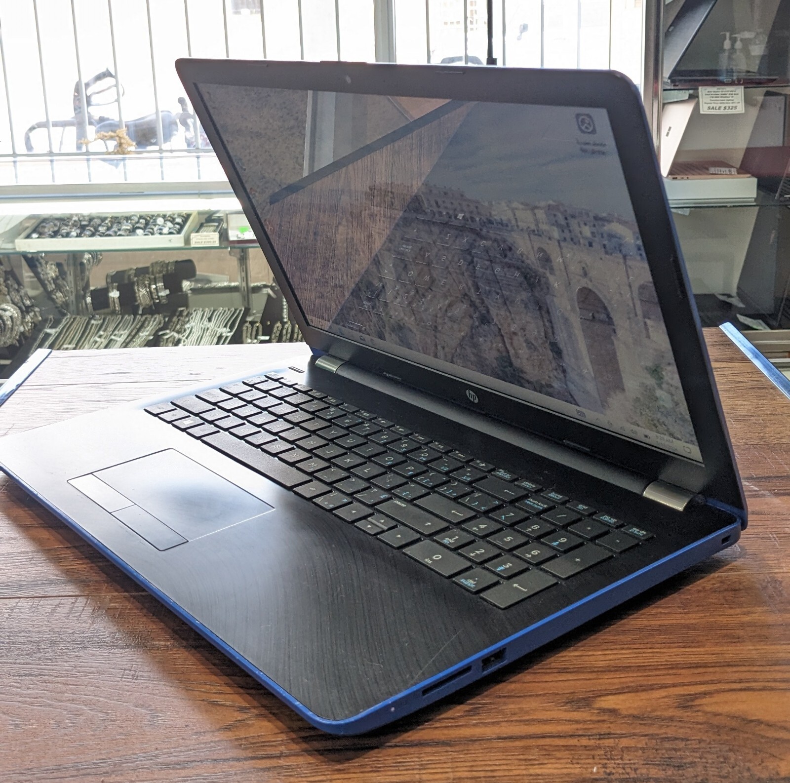HP 15-bw006ca AMD A6-9220,8GB RAM- 1TB HDD,Radeon R4,Win 10,Touchscreen Laptop