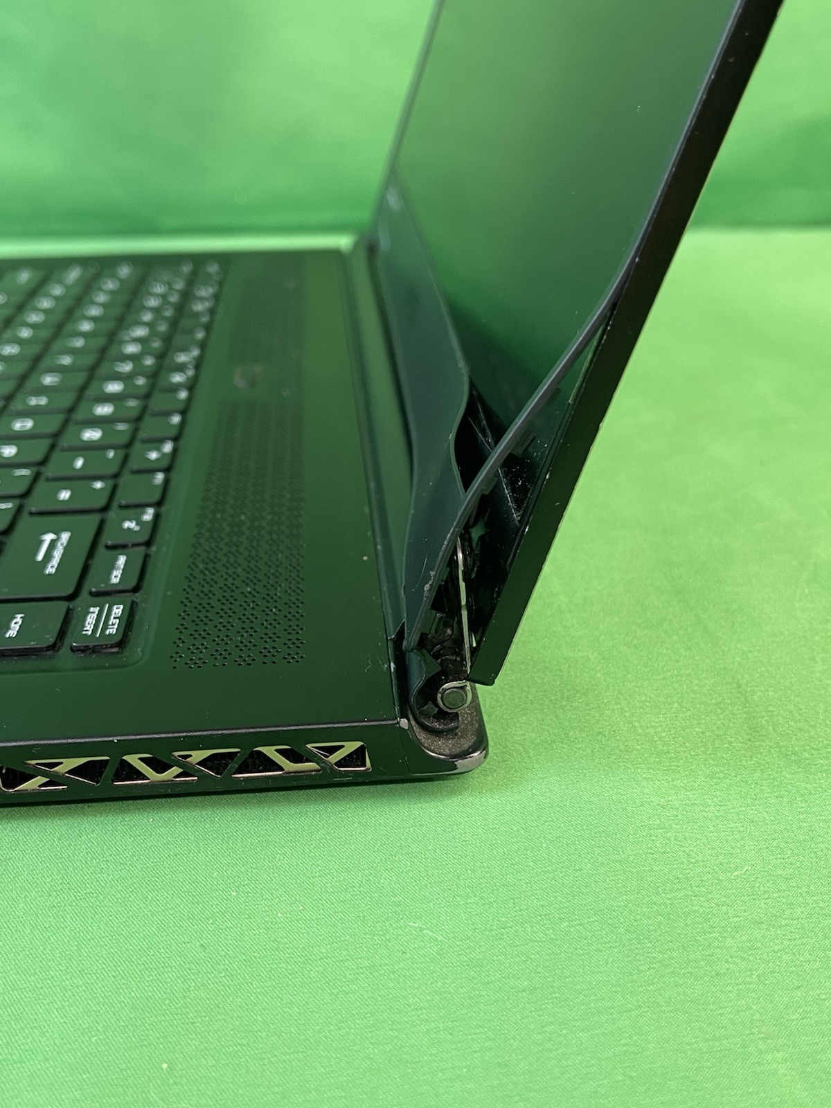MSI GS65 Stealth Thin 8RF Intel i7-8750H GTX 1070 32GB RAM 1TB SSD 15.6″ | READ