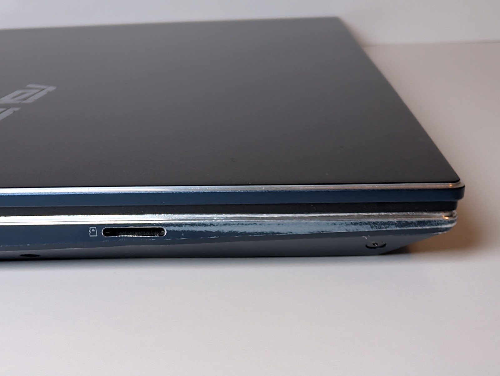 Asus ZenBook Flip 14″ Q529ZA i7‑12700H 16GB/512GB SSD Touch Touchscreen. ~28A~