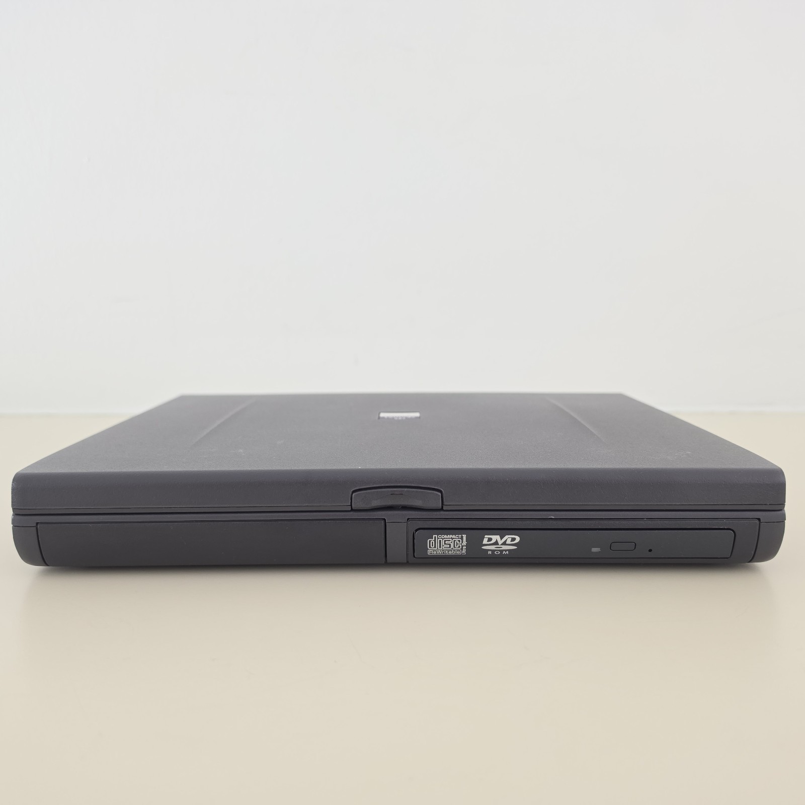 RETRO 14.1″ VINTAGE DELL Latitude CPt C4000GT Laptop – 64MB RAM – 4.86GB HDD