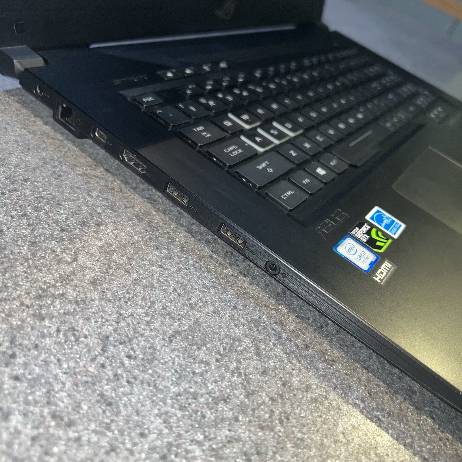 ASUS ROG Strix GL703V 17.3″ i7-7700HQ 2.8GHz 16GB RAM 113GB SSD 1TB HDD GeForce