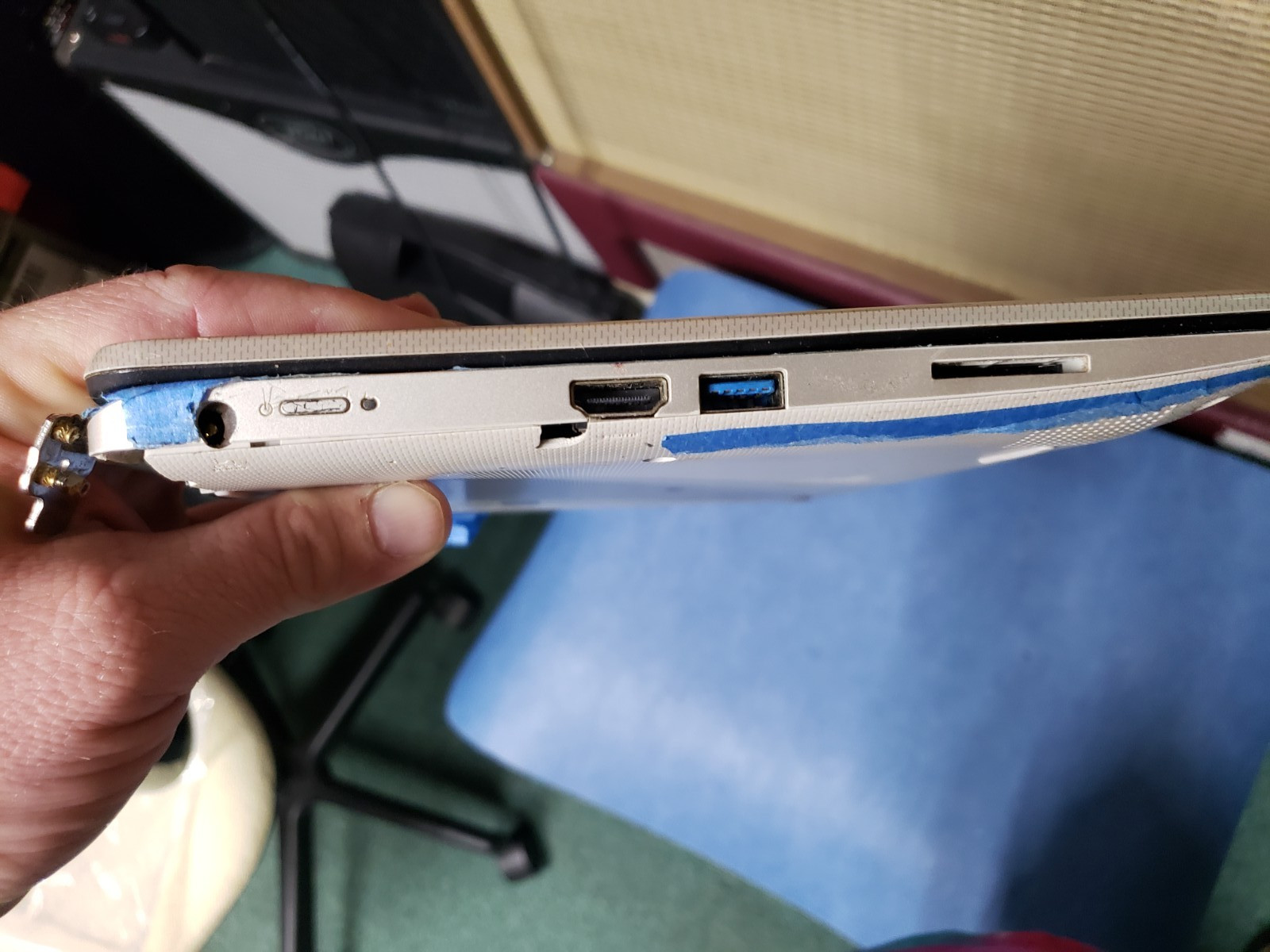Toshiba Satellite Radius 11 L15W-B1302 Laptop damaged and dirty for parts