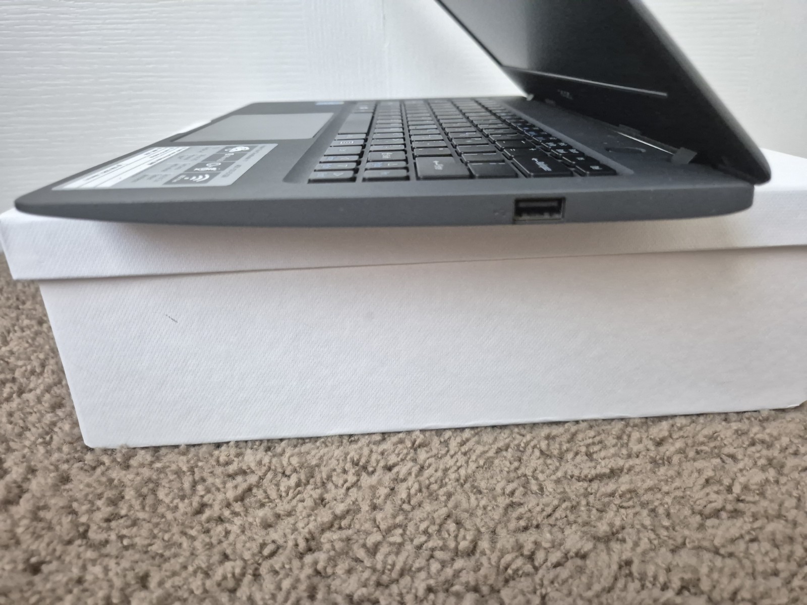 Laptop Acer Aspire One Cloudbook 11 Intel N3050 2GB 32GB AC adapter included