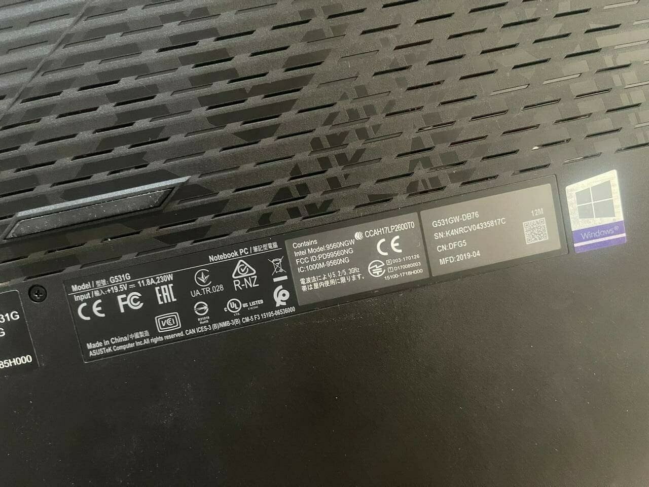 ASUS ROG Strix SCAR III RTX 2070 15.6” 240Hz i7-9750H 32GB RAM 1 TB SSD 1 TB HDD