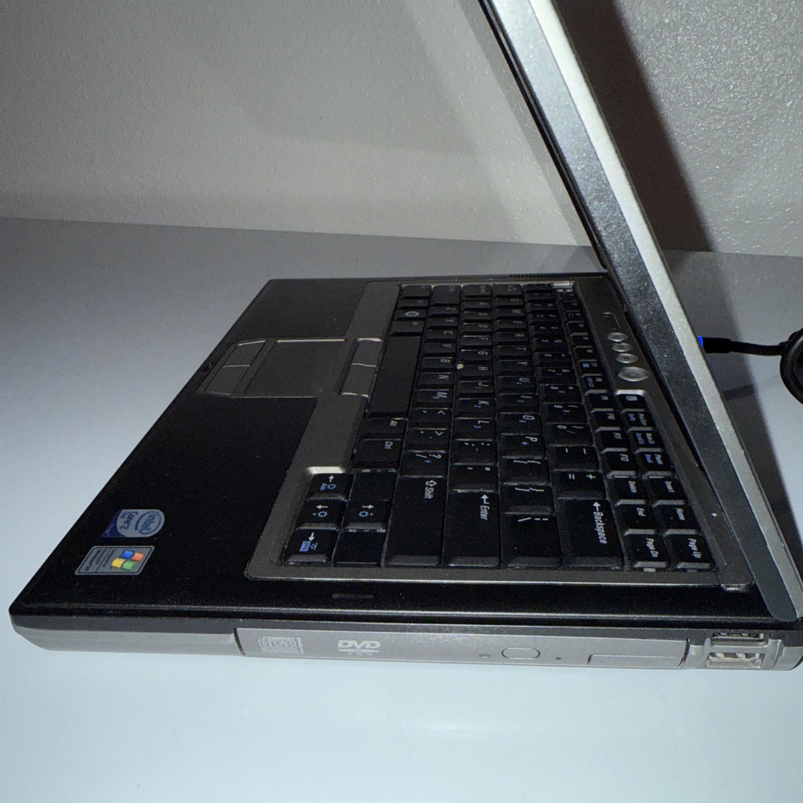 Dell Latitude D630 Laptop Duo 2, 2GB RAM , 160GBHD Win XP NO BATTERY MISSING KEY