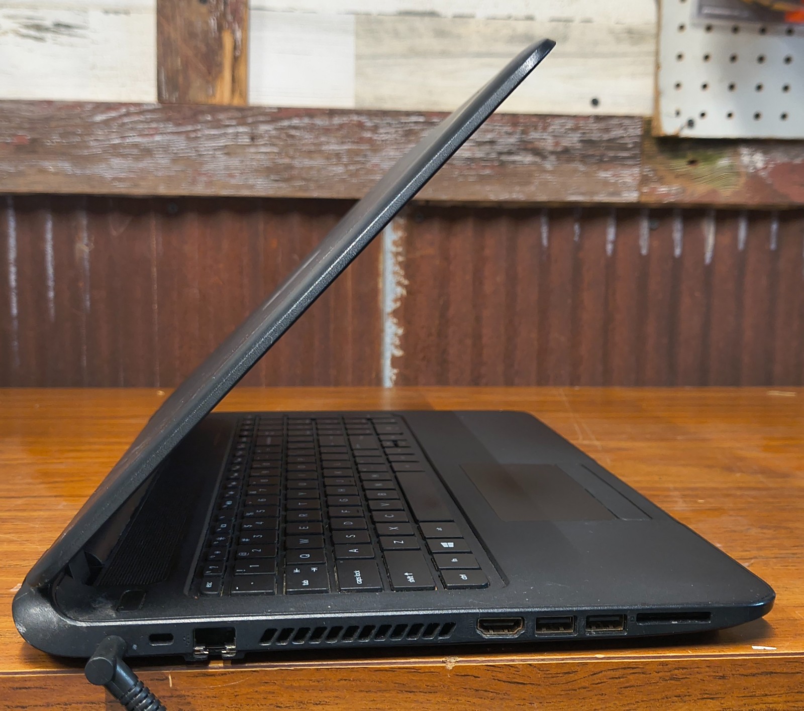 HP Notebook 15-f387wm (Touch / Windows 11 / AMD A8-7410 / 8GB / SSD / DVD)