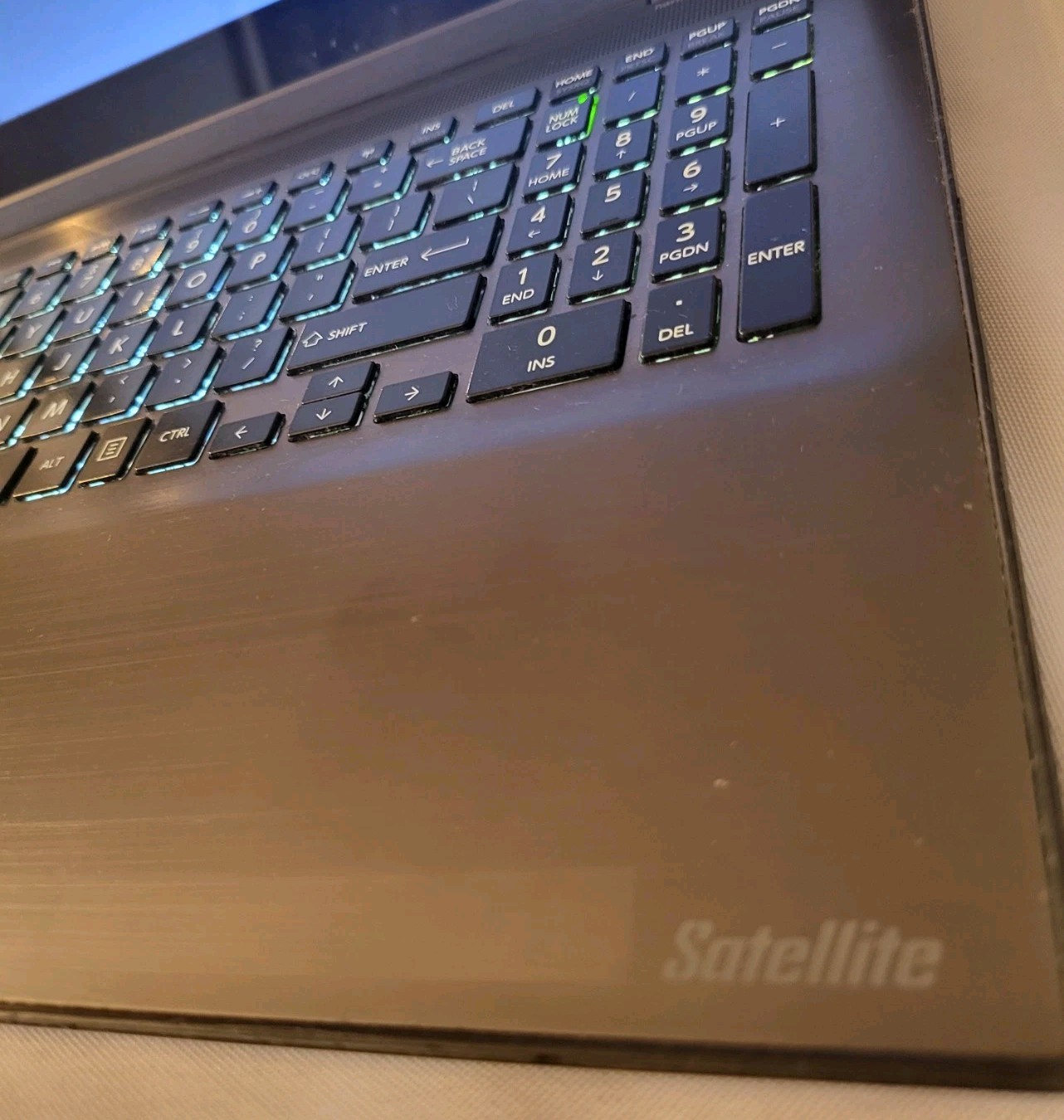 Toshiba Satellite Radius P55W-C5321-4K 15.6″ 4K i7-6500U 8GB RAM No SSD 070701