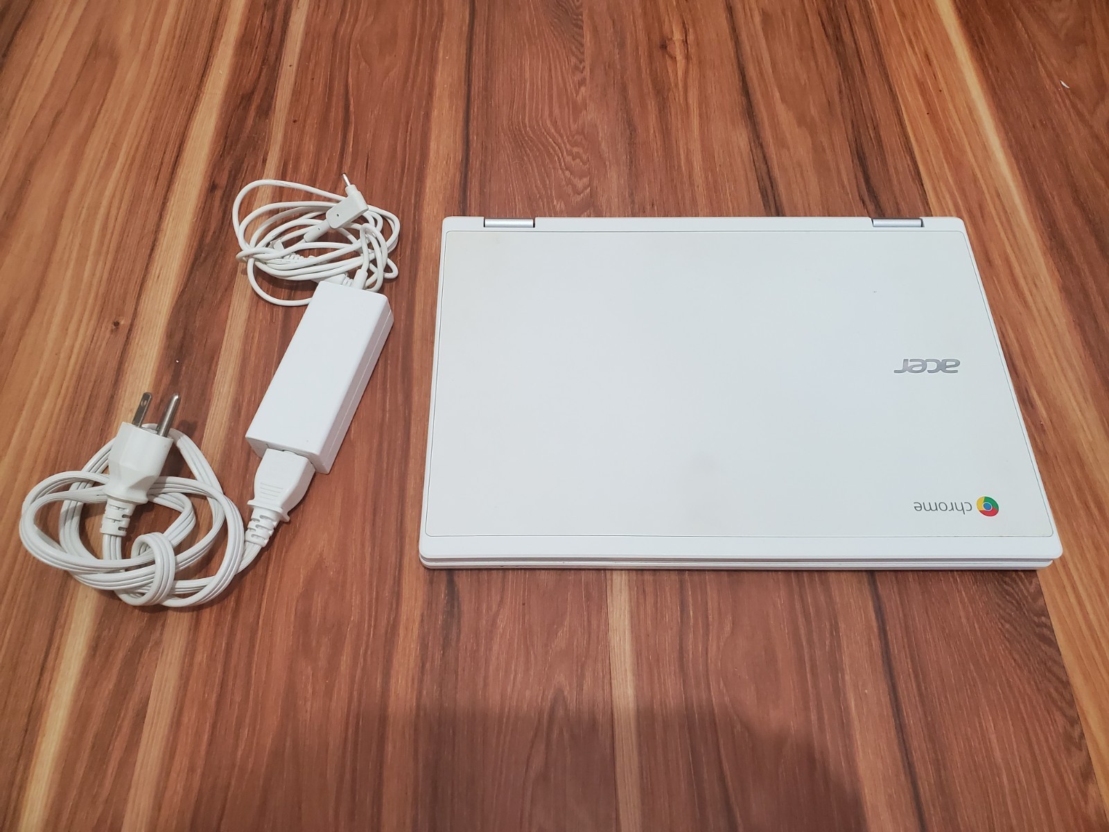 acer chromebook n15q10 white 11.6 used with charging cable and grey zipper case