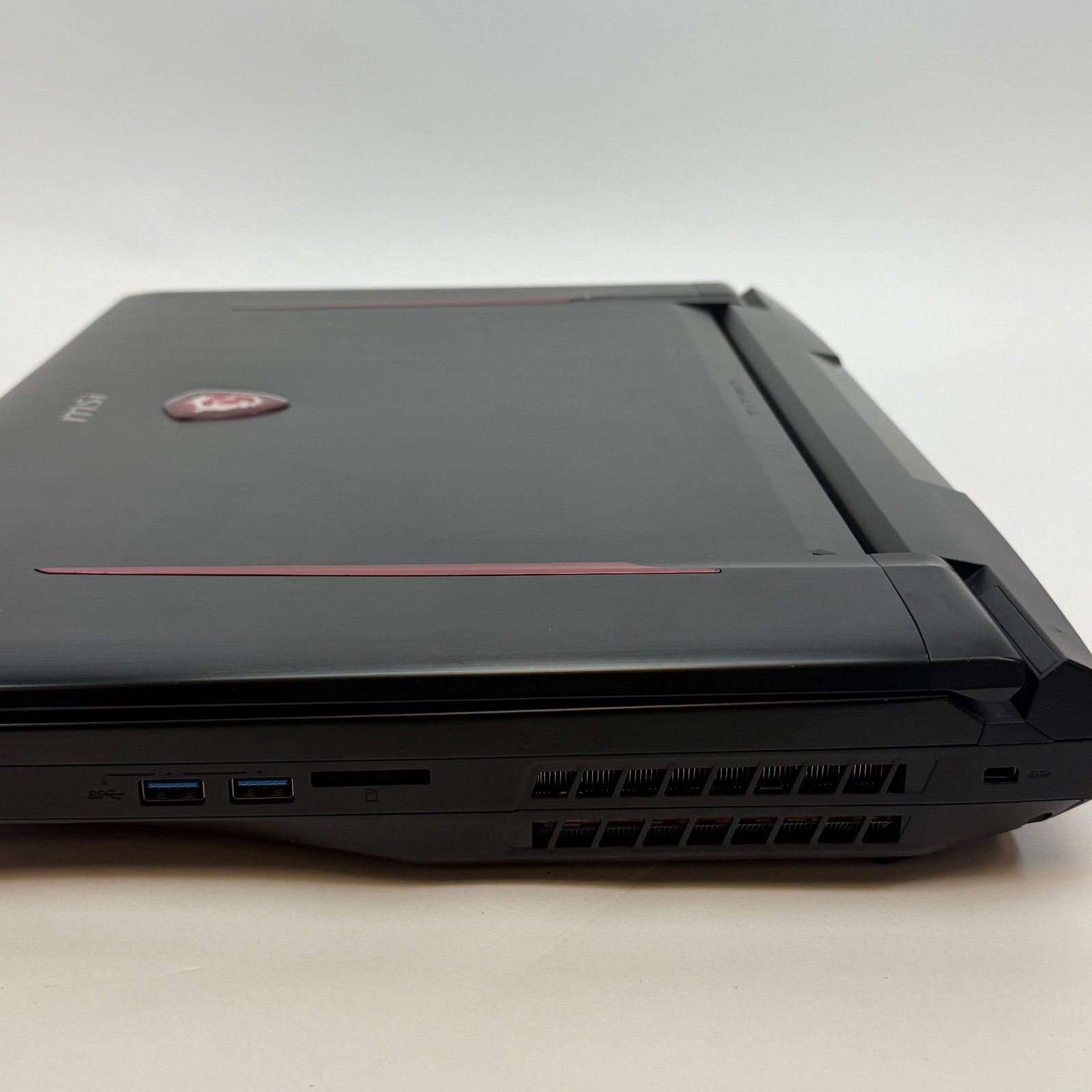 MSI Titan GT75 8RF 17.3″ i7-8850H 2.6GHz 64GB 256GB GTX 1080 Bent USB Read