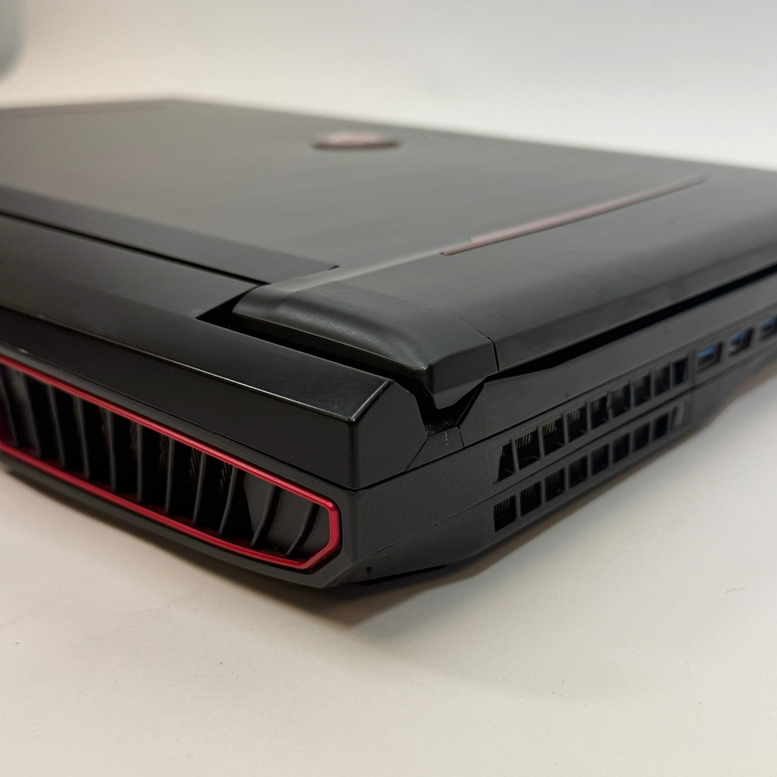 MSI Titan GT75 8RF 17.3″ i7-8850H 2.6GHz 64GB 256GB GTX 1080 Bent USB Read