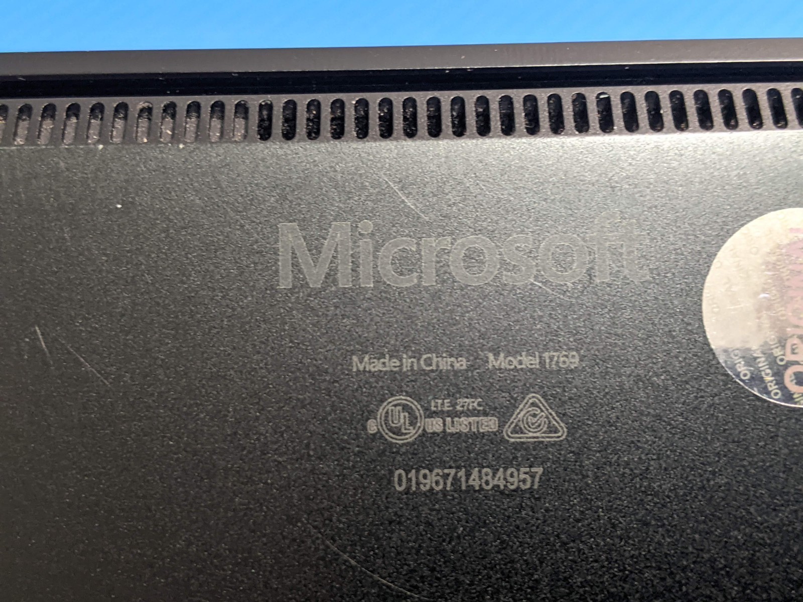MS Surface Laptop 2 1769 13.5″ 2256×1504 i7-8650U 1.9GHz 8GB 256GB SSD AS-IS