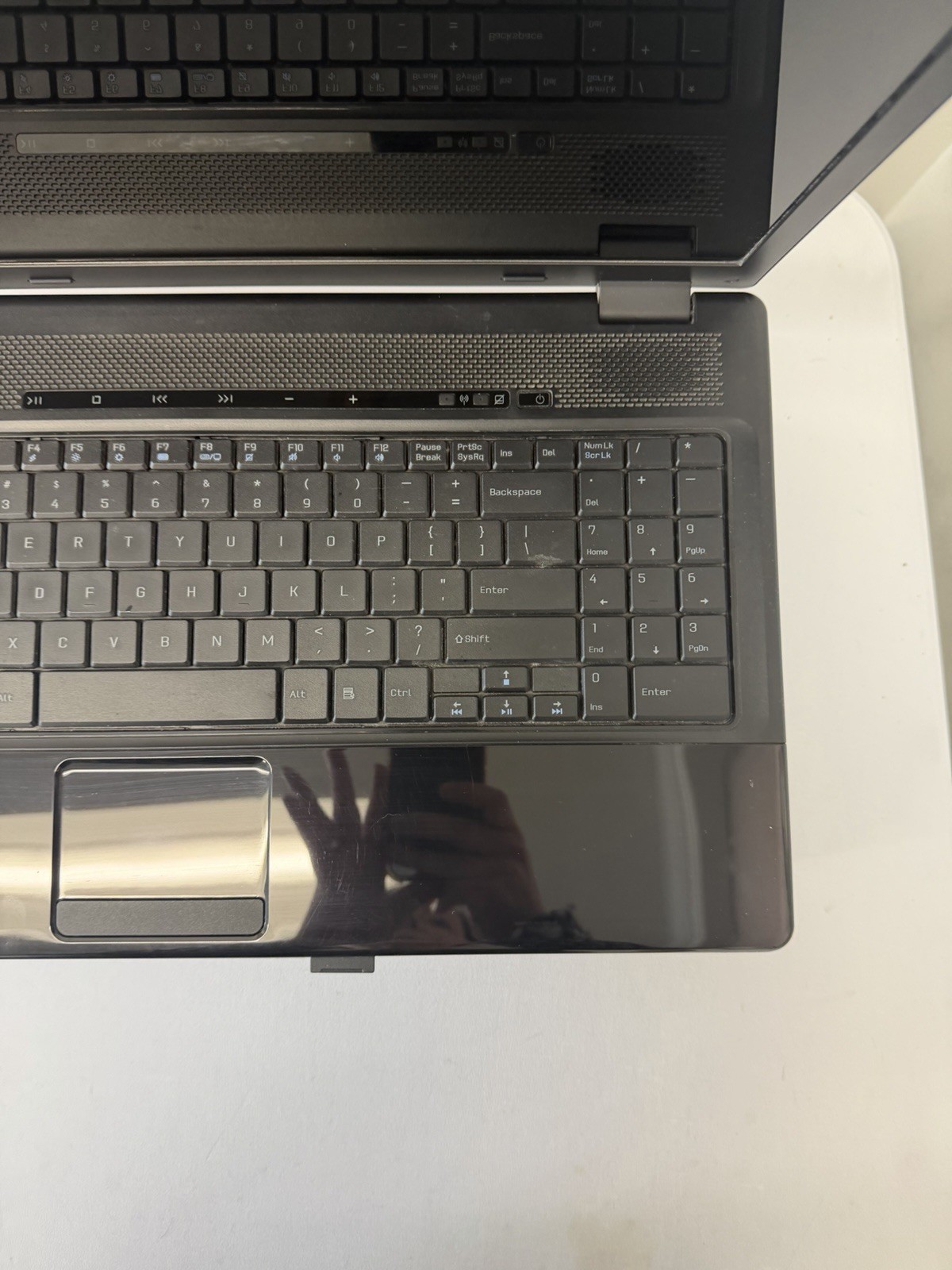 Nobilis N4047 Laptop – Screen Leaking Light – Intel Pentium P6200 – Read Des