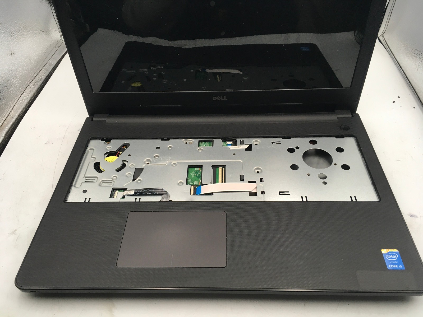 DELL LATITUDE 3559 – FOR PARTS/BAD LCD – INTEL I3 5015U – NO RAM – READ DESC -BB