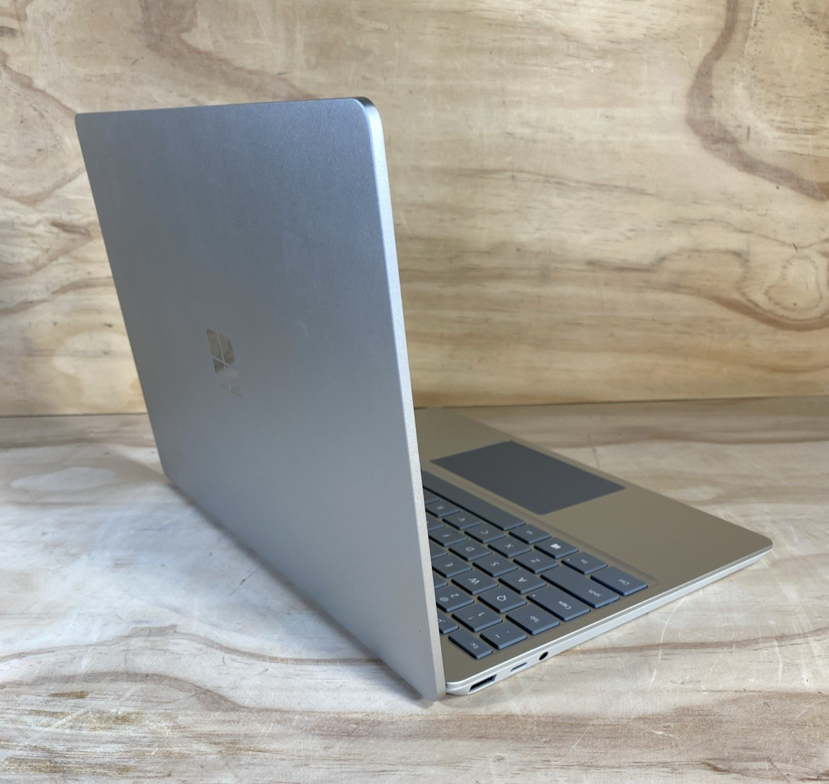 Microsoft Surface Laptop Go 1943 12.4″ i5-1035G1 1.0GHz 4GB RAM 64GB SSD/bat87%