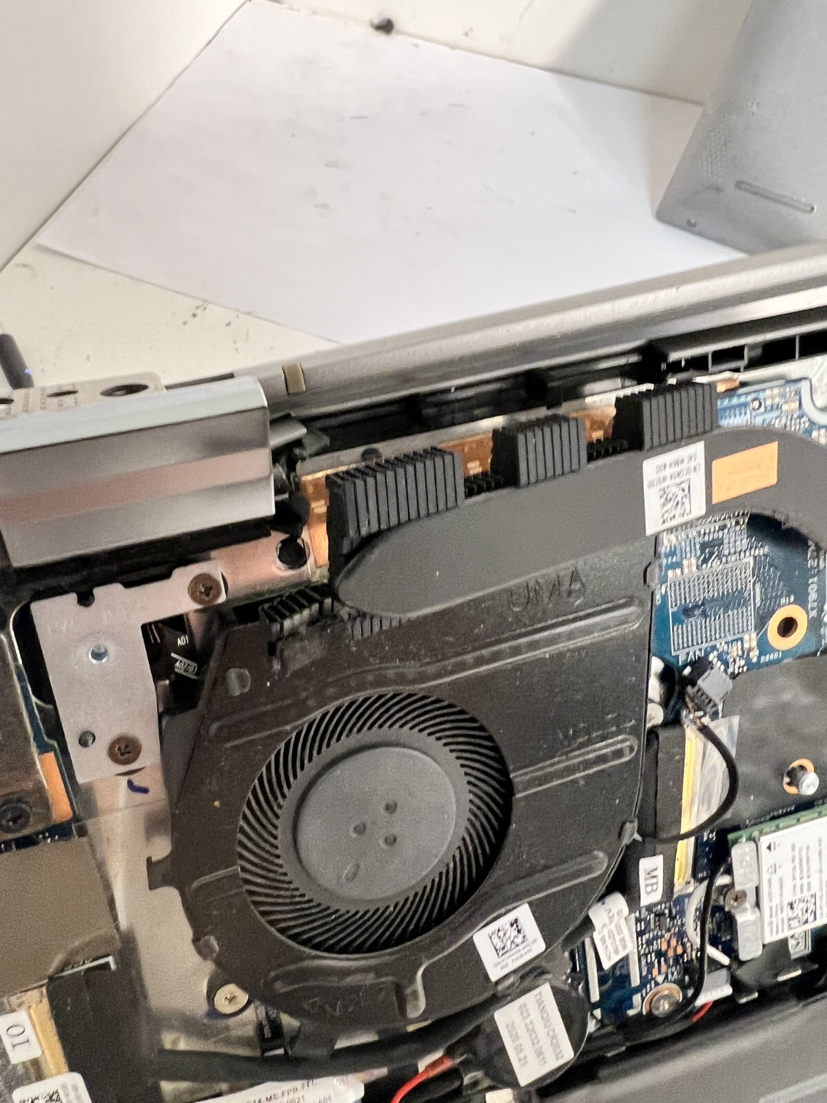 Dell Inspiron 5400 2-in-1 Broken Screen No SSD AS-IS i7-1065G7 1.60 GHz 8 GB Ram