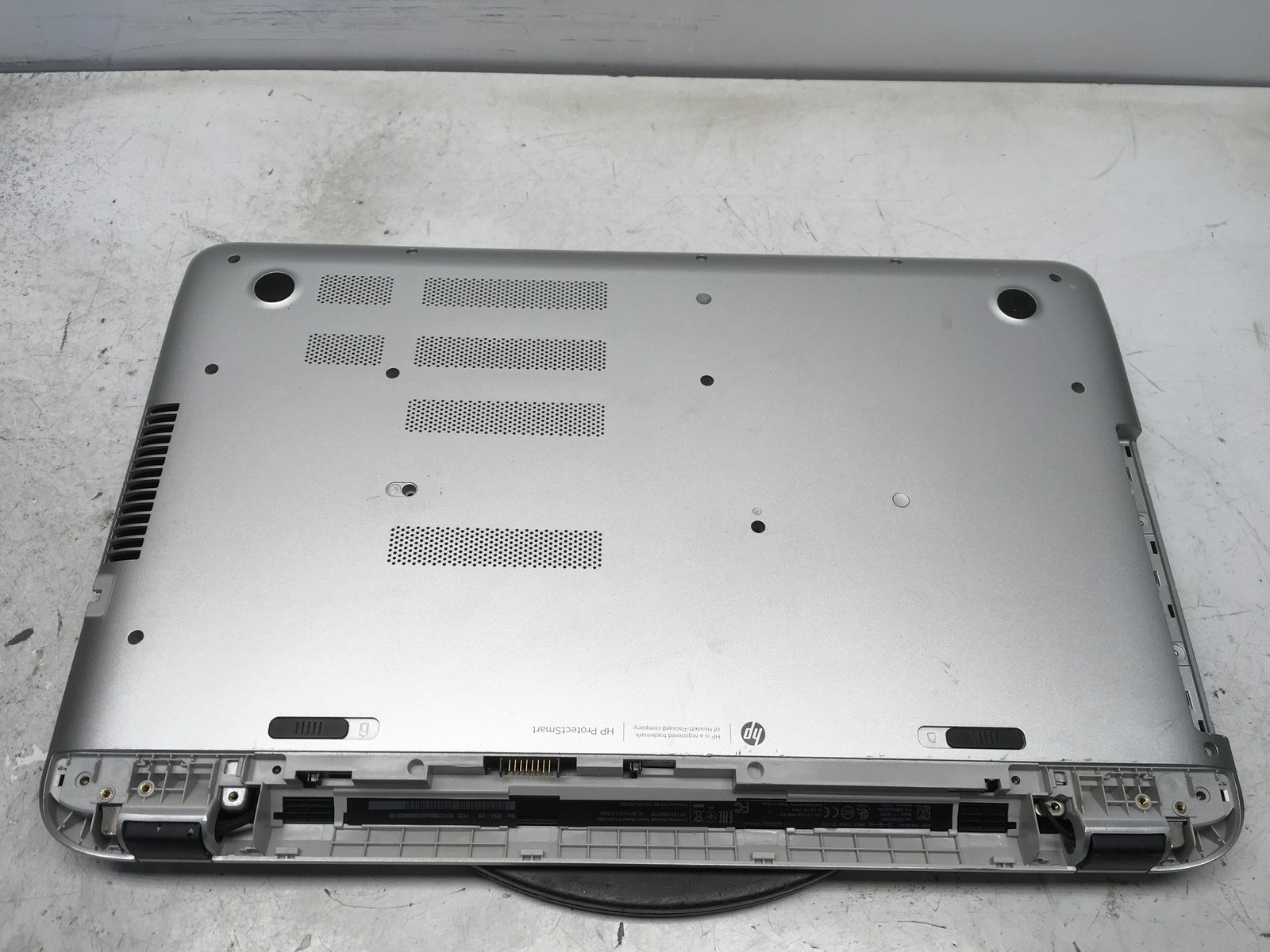 HP Pavilion 17-F220NR AMD Quad-Core A8-6410 2GHz No HDD/Ram/Batt