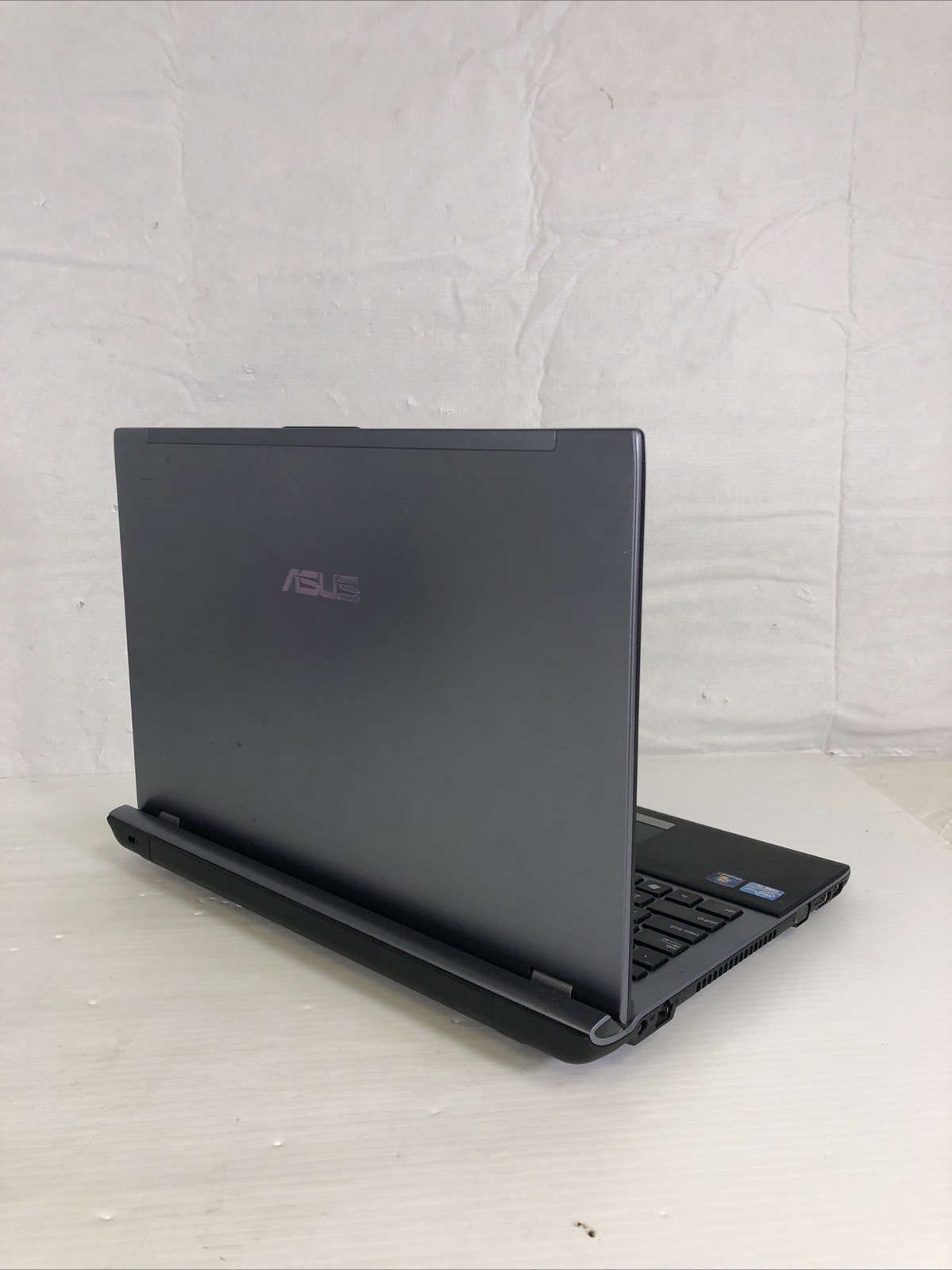 Asus U56E Intel i5-2410M 2.3GHz 6 GB NO HDD NO OS BAD BATTERY BAD TRACKPAD