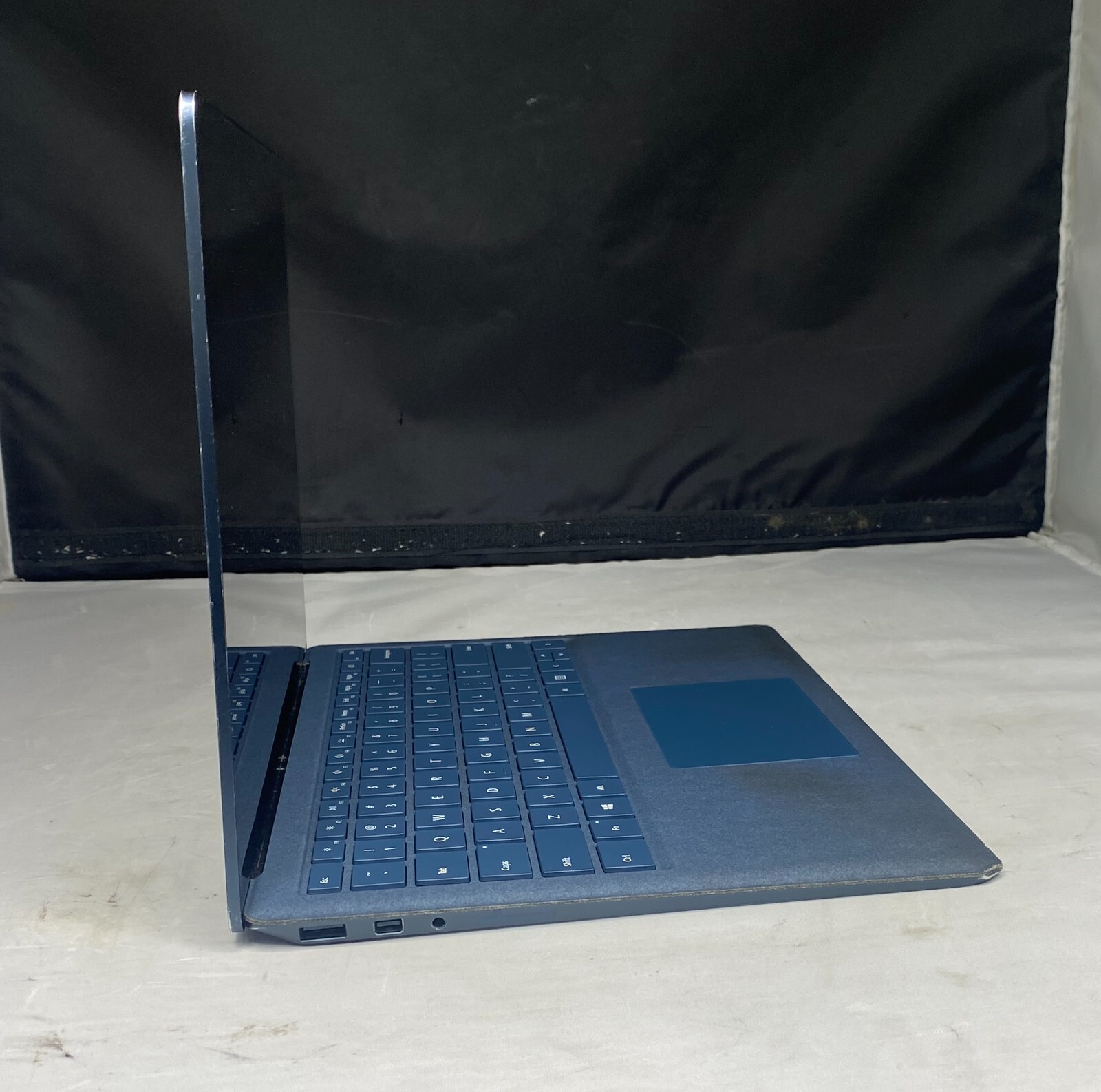 Microsoft Surface Laptop 13.5” – Intel Core i5 – 8GB – 256GB – Cobalt Cracked