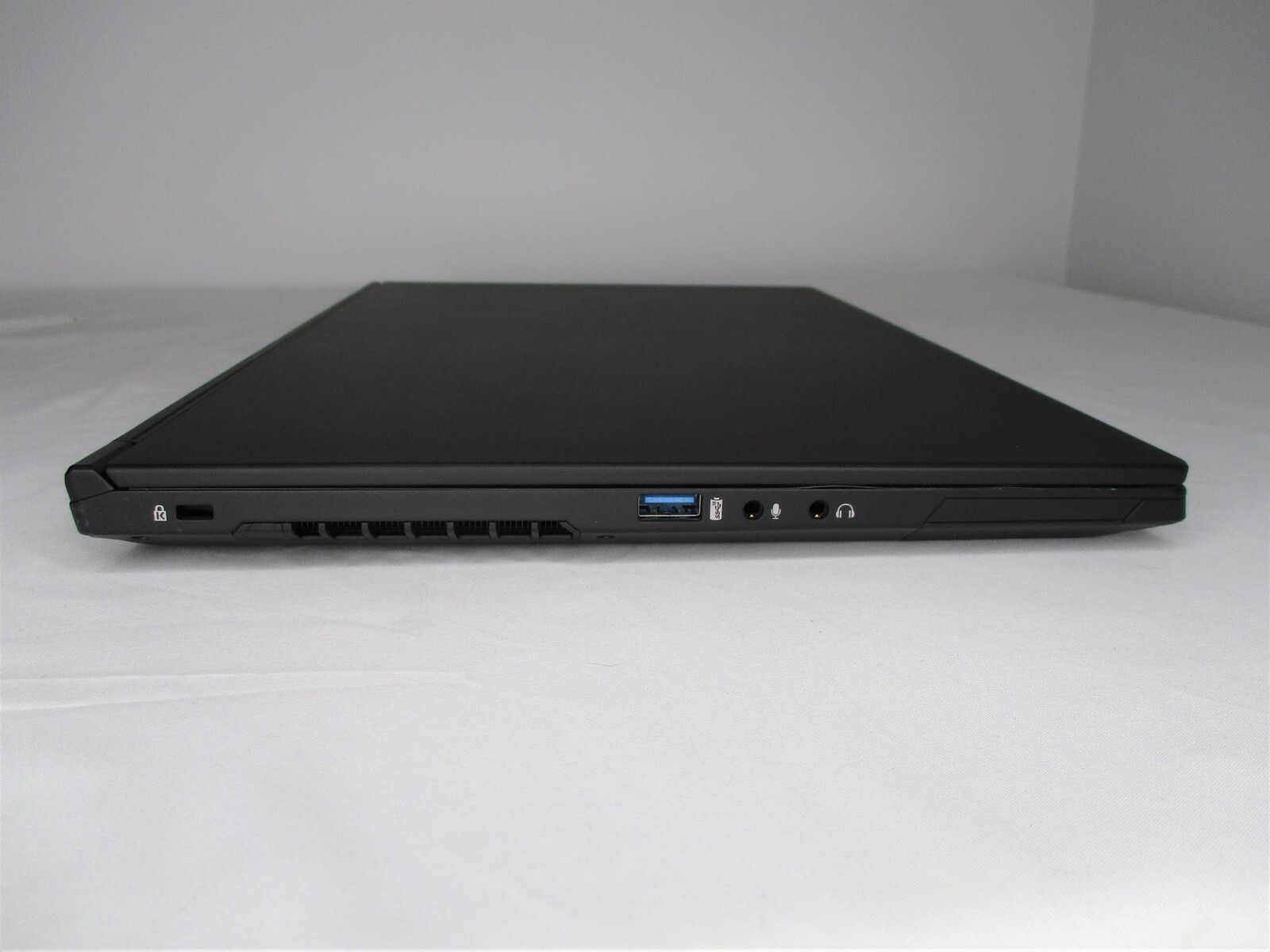 Intel Whitebook 15.6″ 144Hz FHD i7-9750H 16GB 500GB SSD GTX 1660Ti Gaming Laptop