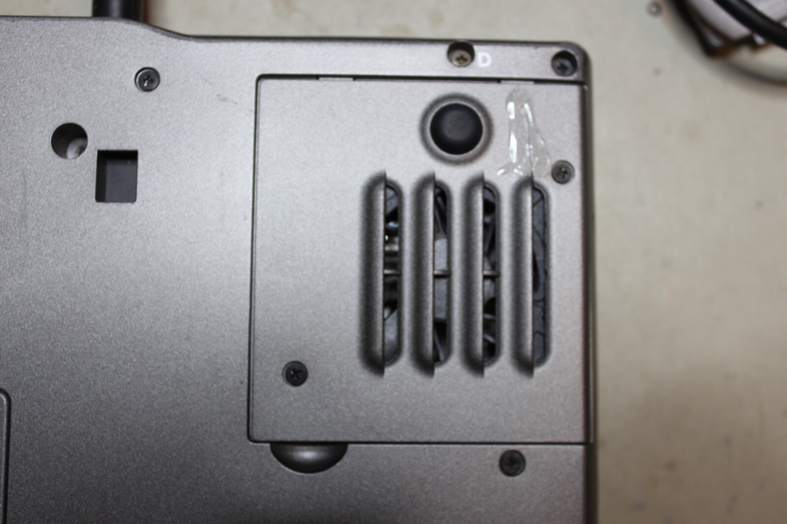 Dell D800 (1.40GHz/1GB/60GB/CDRW-DVD) WXGA Win XP PRO – SERIAL & PARALLEL Ports