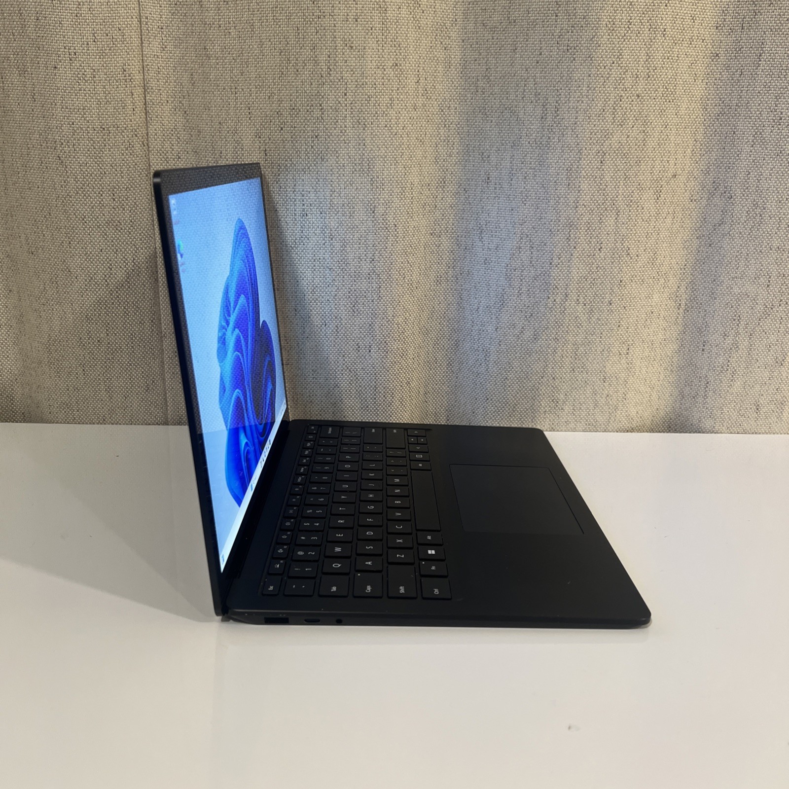 Surface Laptop 4 13.5″ i7/32GB/1TB – Charger Included – Good For: School/Work