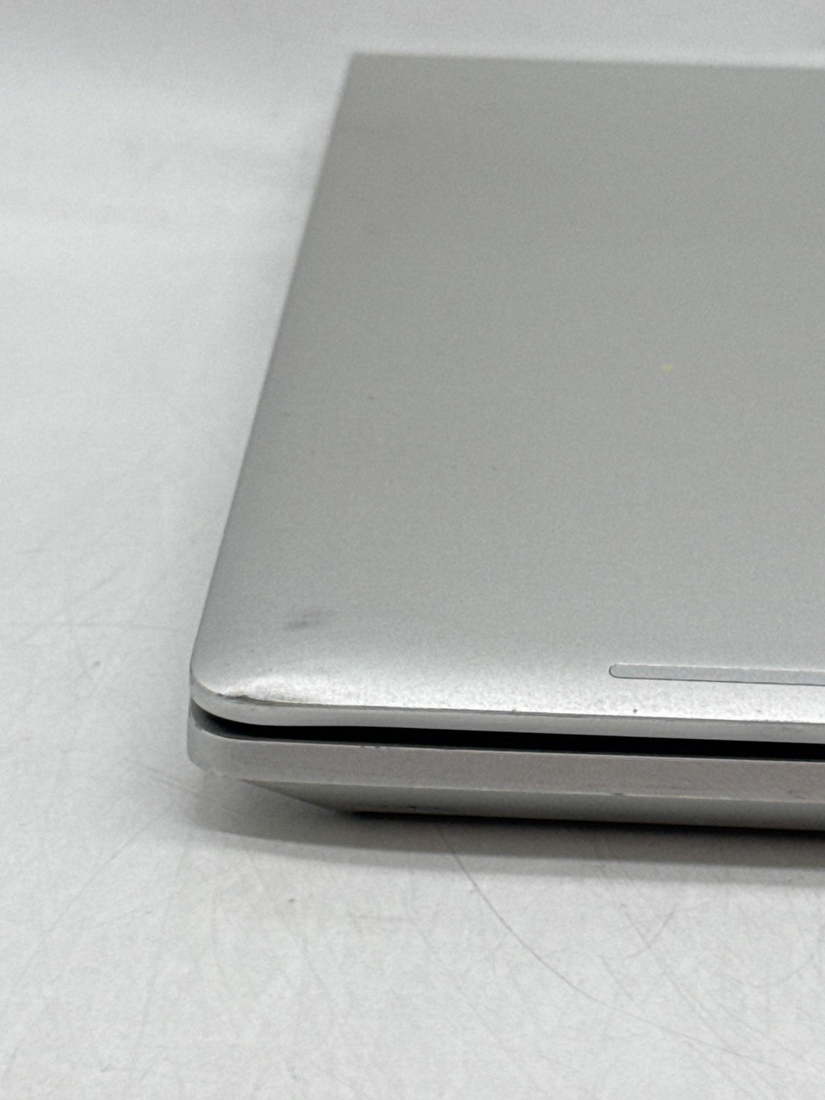 HP EliteBook 640 G10 14.0″ Touch Core i5-1335U 256GB SSD 8GB RAM – Screen Marks