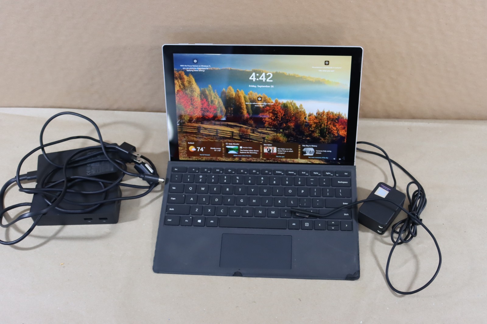 Microsoft Surface Pro 5 i5-7300U 8GB RAM 256GB Wi-Fi + LTE