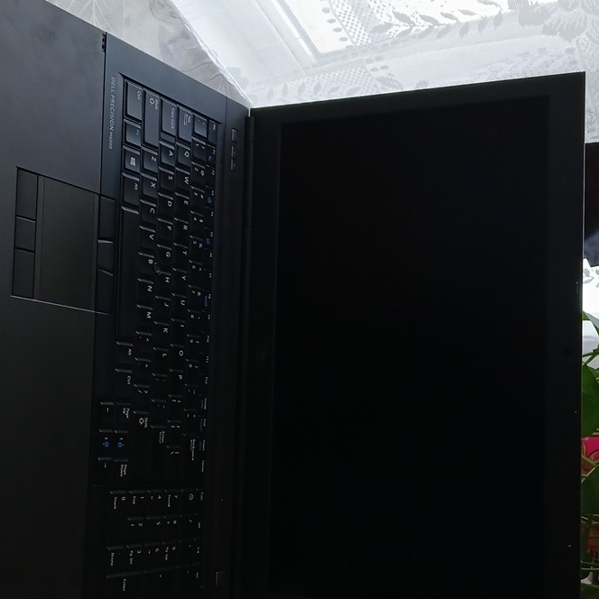 Dell Precision M6800 17″ No Hard Drive Not Sure If The Mouse Pad Works.