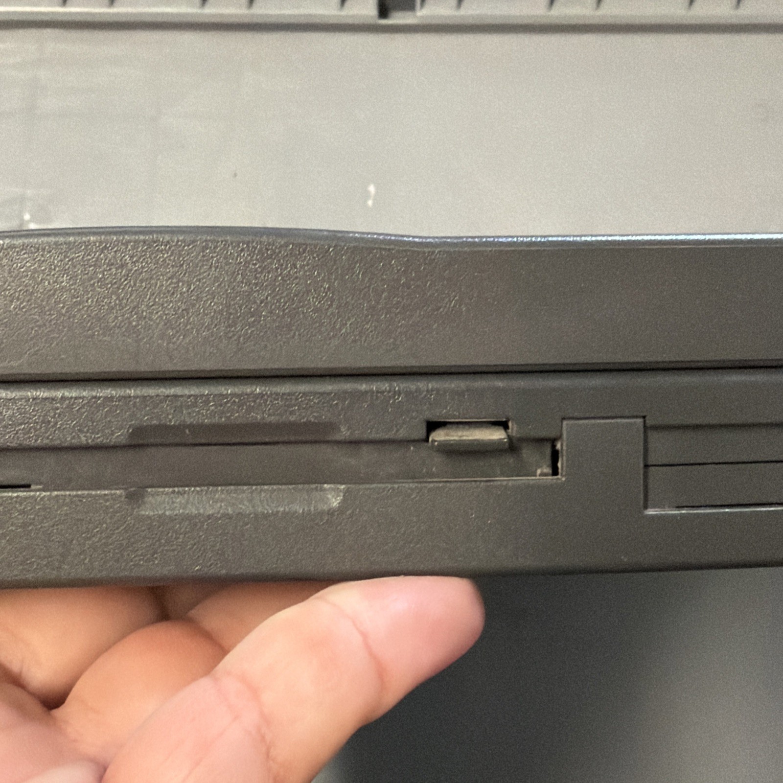 COMPAQ CONTURA 400CX 8.5″ VINTAGE PC LAPTOP SOLD AS-IS (POWERS ON)