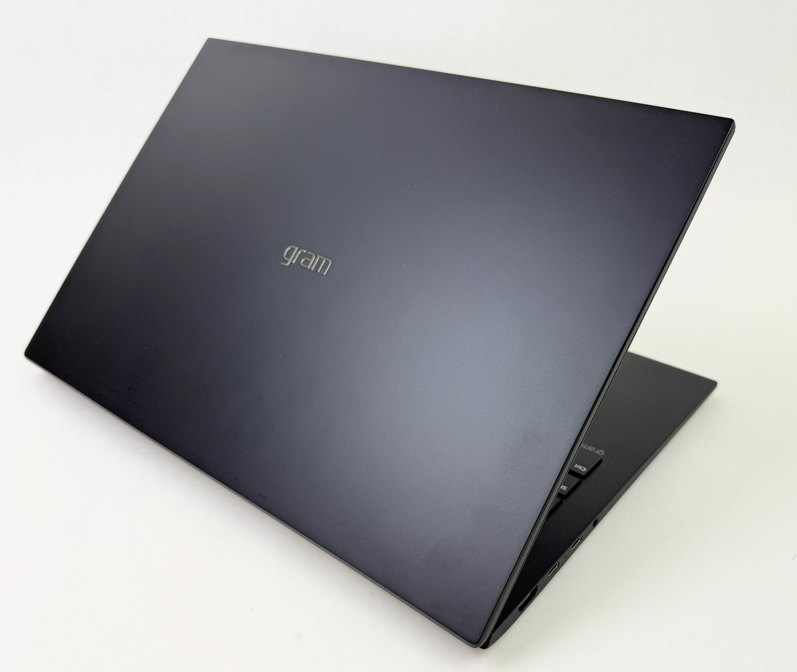 LG Gram 16Z90TL 16″ Touch Ultra 9 288V 32GB 2TB SSD W11H Thin Lightweight Laptop