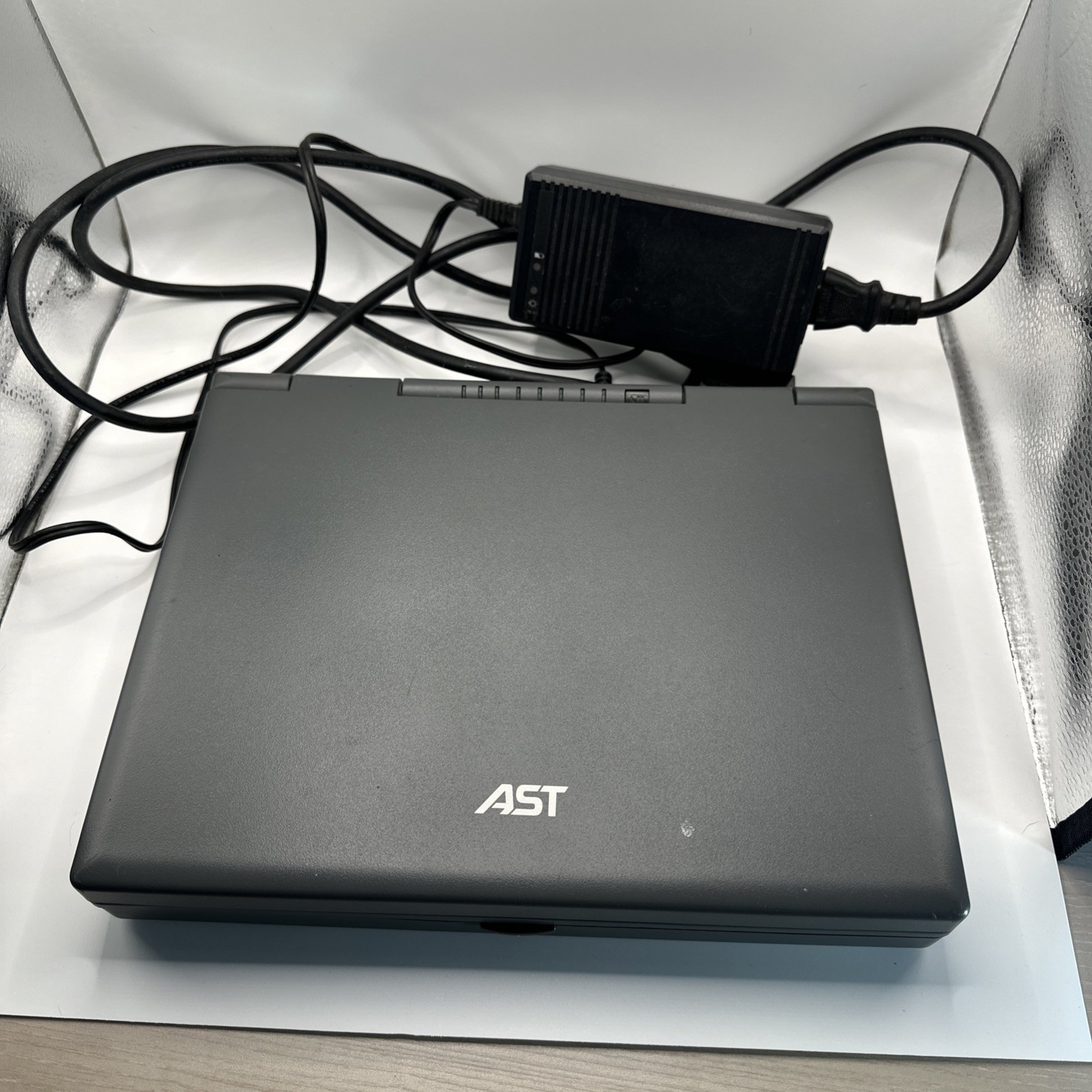 AST Advantage! NB 486SX/33 33MHz Mono LCD Screen Powers On Supply Parts Repair