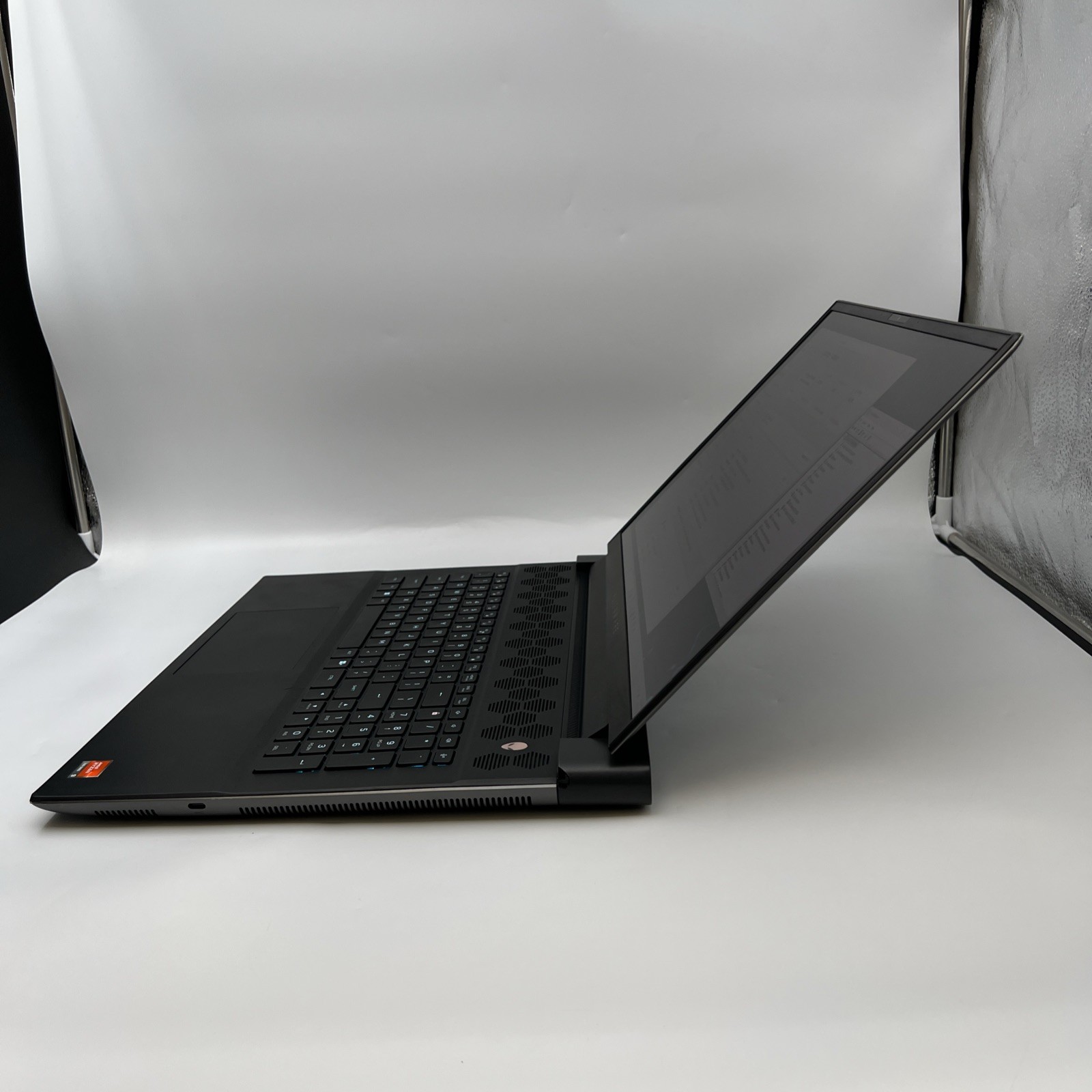 Alienware M18 R1 18″ AMD Ryzen 9 7845HX 32GB RAM 2TB SSD RX 7600M XT W11H USED