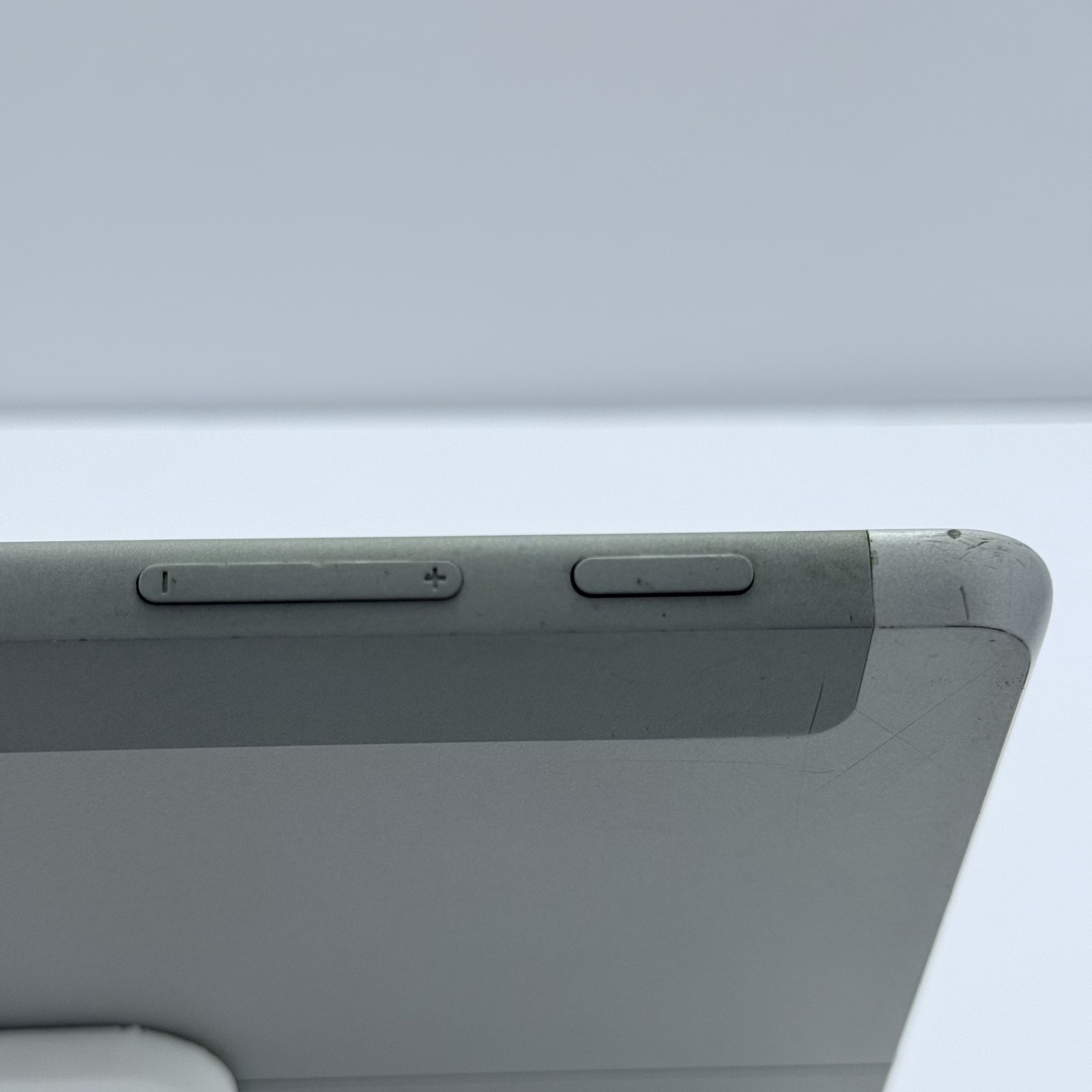 Microsoft Surface Go 1824 Pentium 4415Y 8GB RAM 128GB SSD 10″ – Silver (GRADE C)