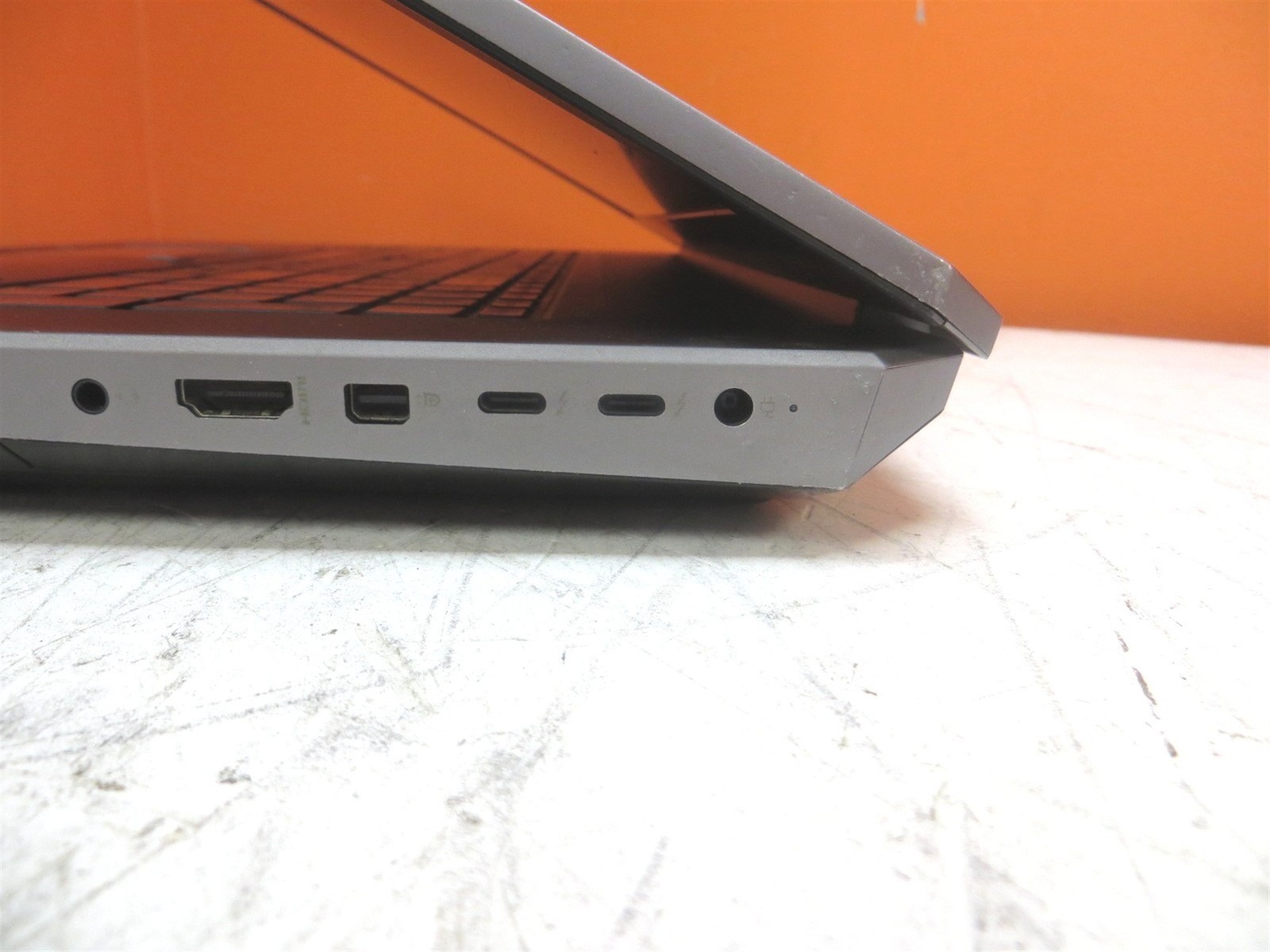 Scratched LCD HP ZBook 17 G5 Laptop Core i7-8850H 2.6GHz 16GB 512GB Quadro P3200