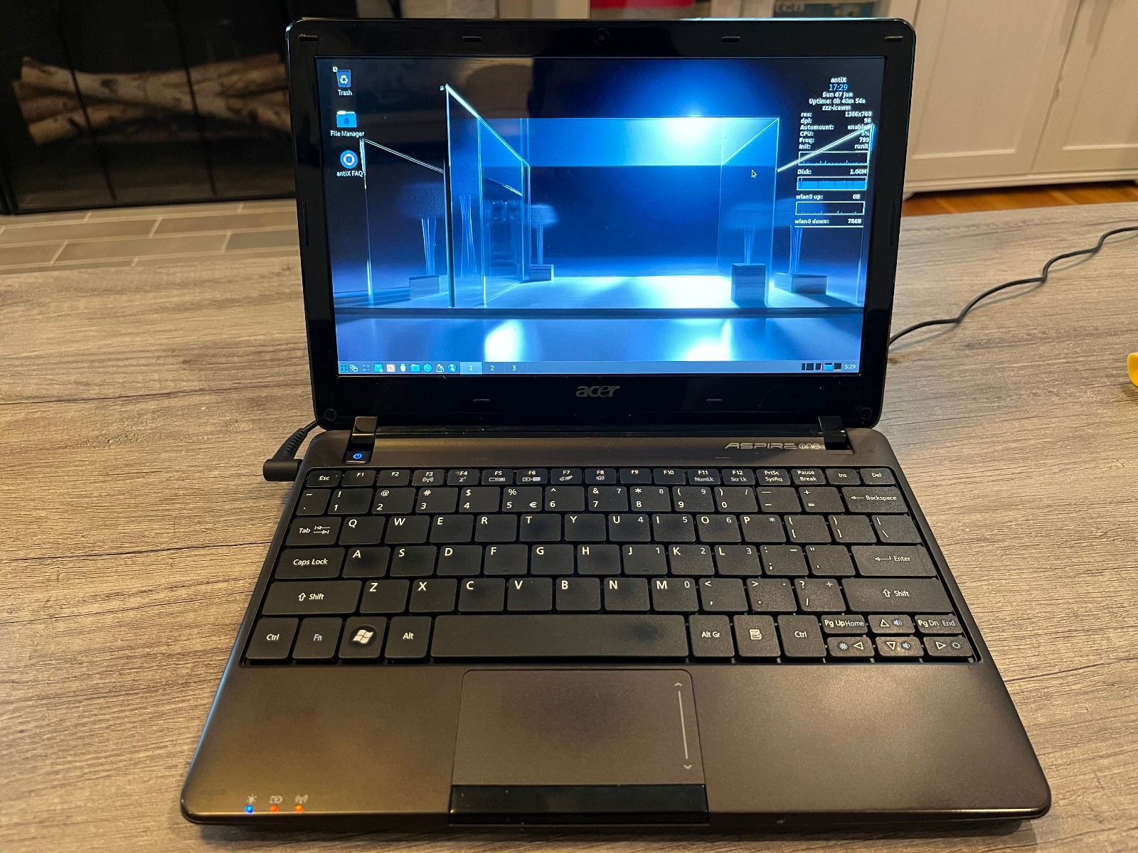 Acer Aspire One 722 AMD C60 CPU 4GB DDR3 RAM 320GB HDD antiX Linux